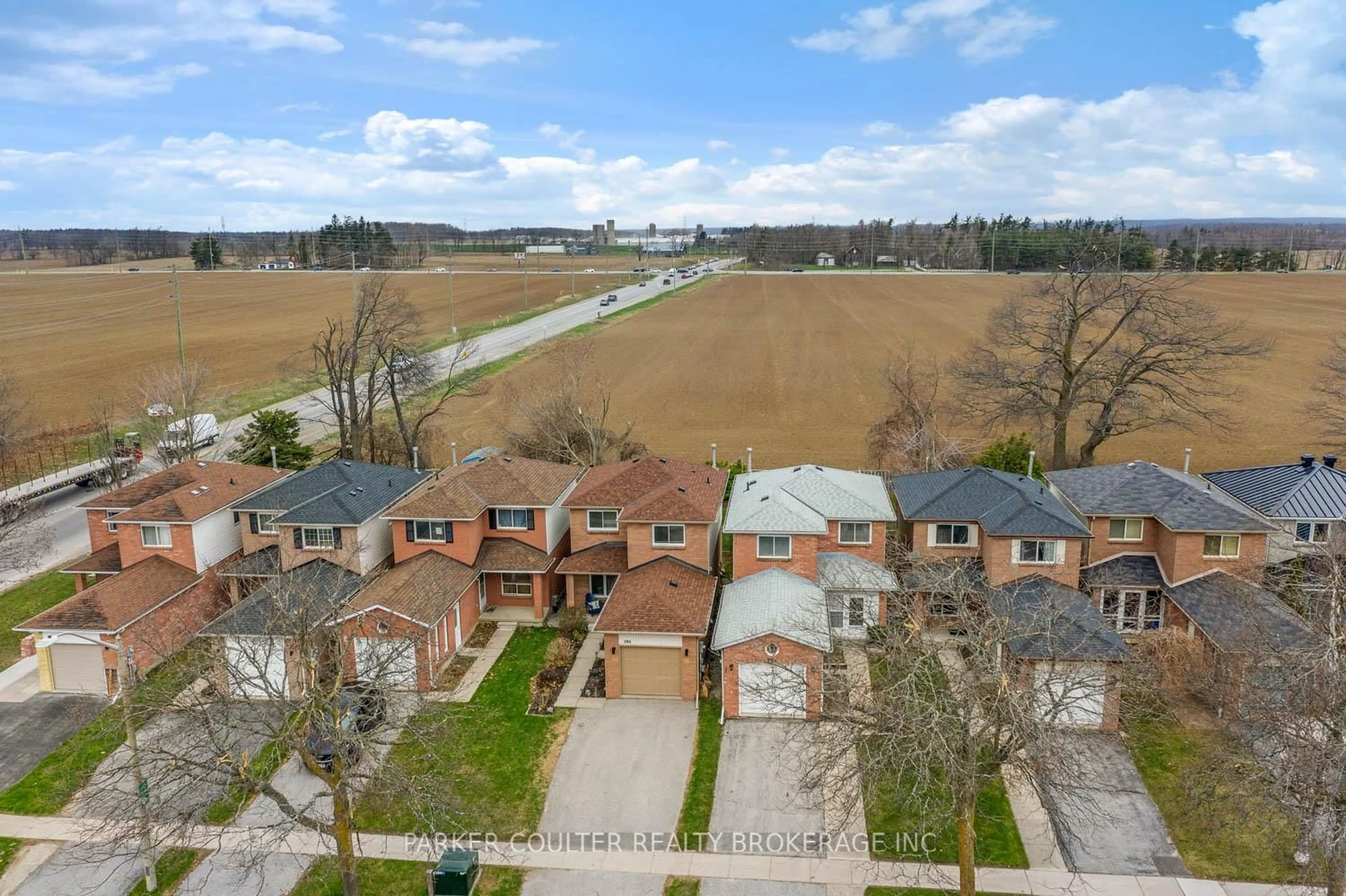 A pic from outside/outdoor area/front of a property/back of a property/a pic from drone, street for 386 Livingstone St, Barrie Ontario L4N 7M9