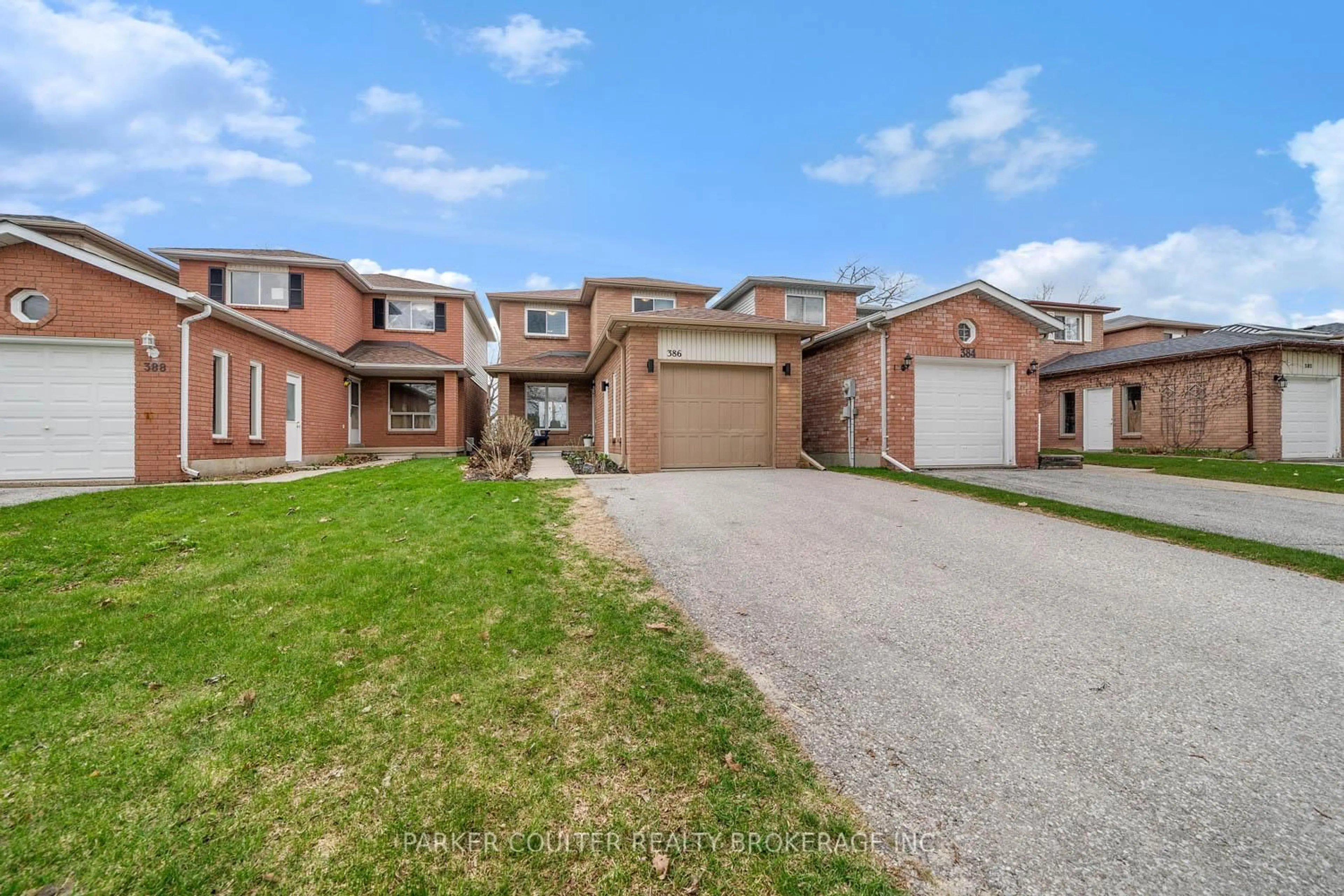 A pic from outside/outdoor area/front of a property/back of a property/a pic from drone, street for 386 Livingstone St, Barrie Ontario L4N 7M9
