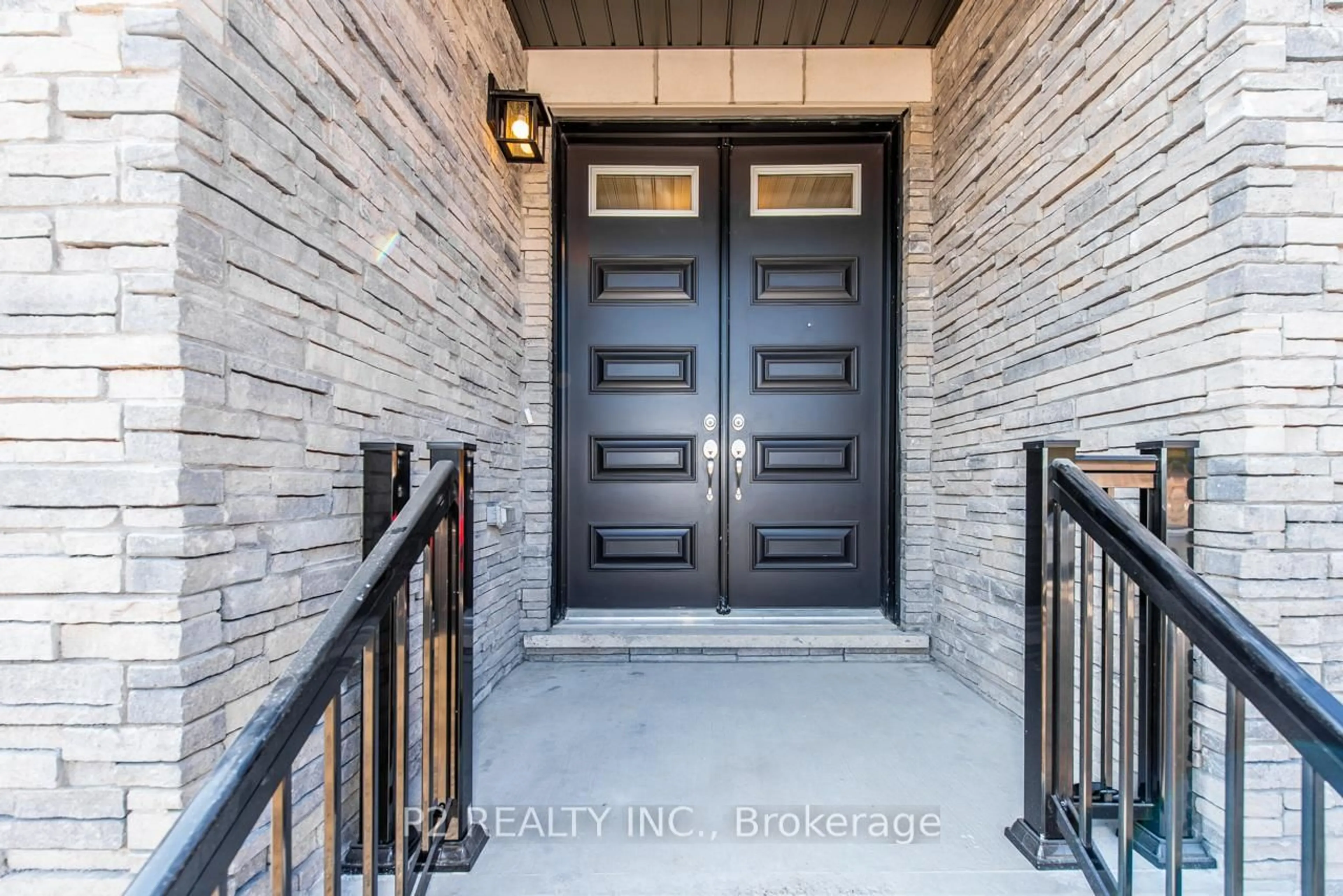 Indoor entryway for 4 Wild Ginger Lane, Springwater Ontario L9X 2C9