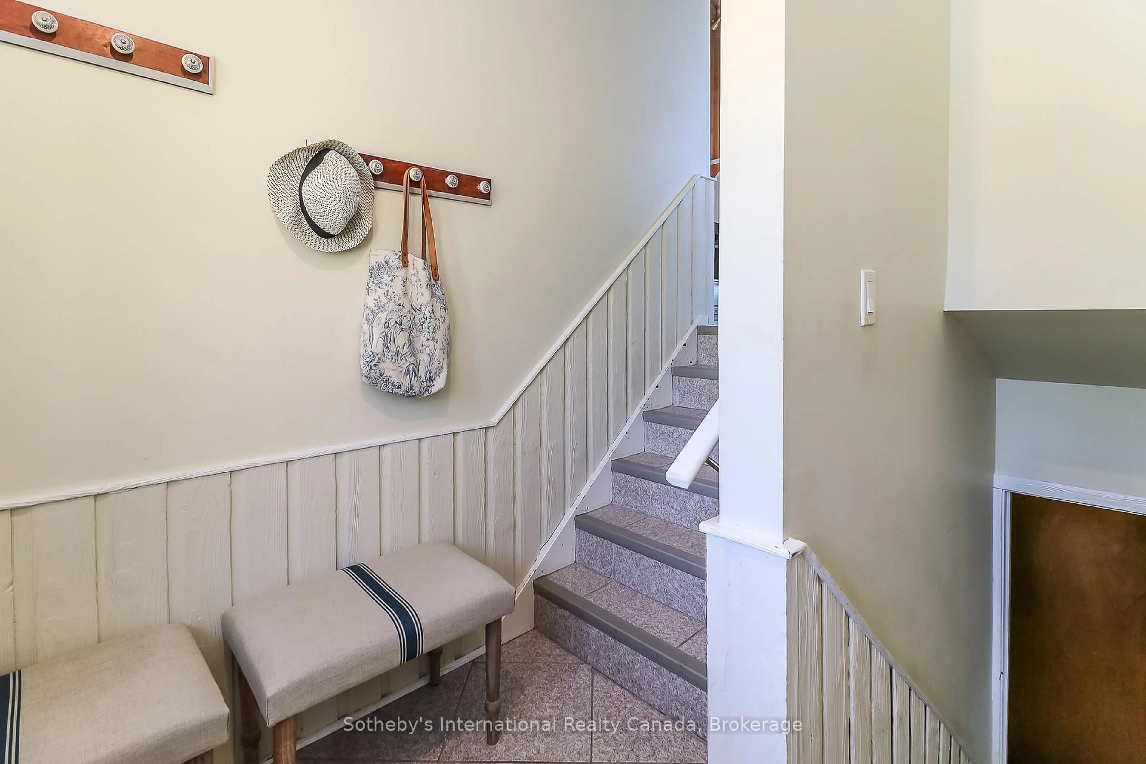 Indoor entryway for 14 JAMES St, Tiny Ontario L0L 2T0
