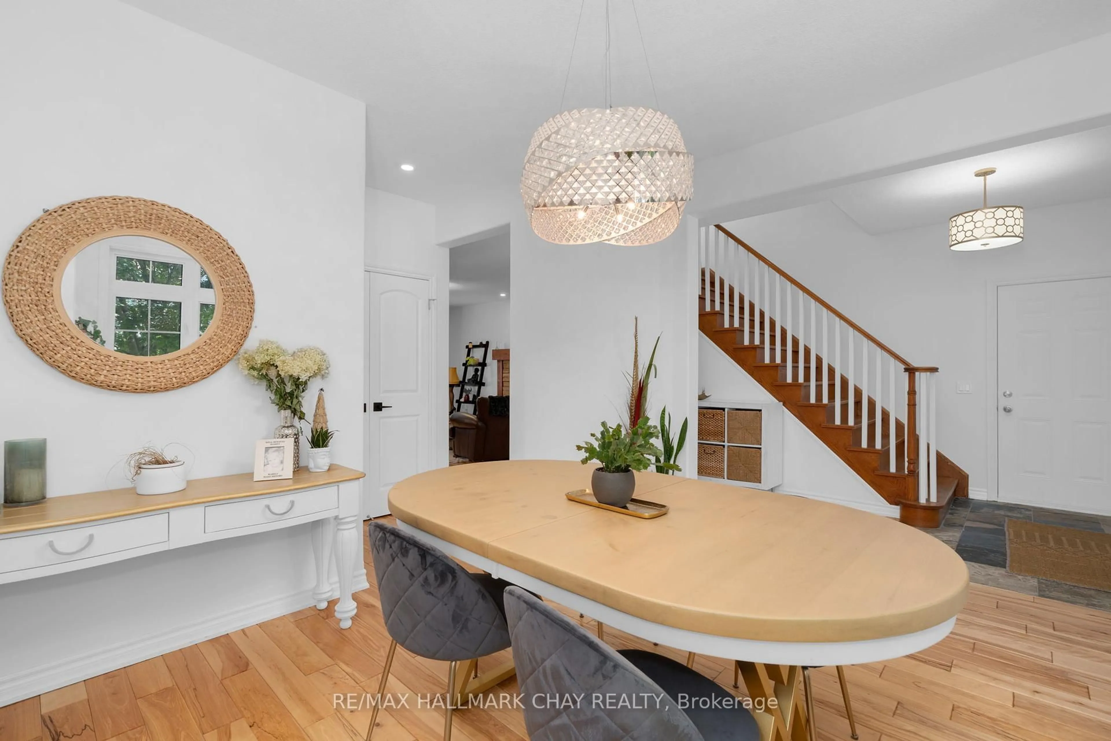 Dining room, wood/laminate floor for 11 OAKMONT Ave, Oro-Medonte Ontario L0L 2L0