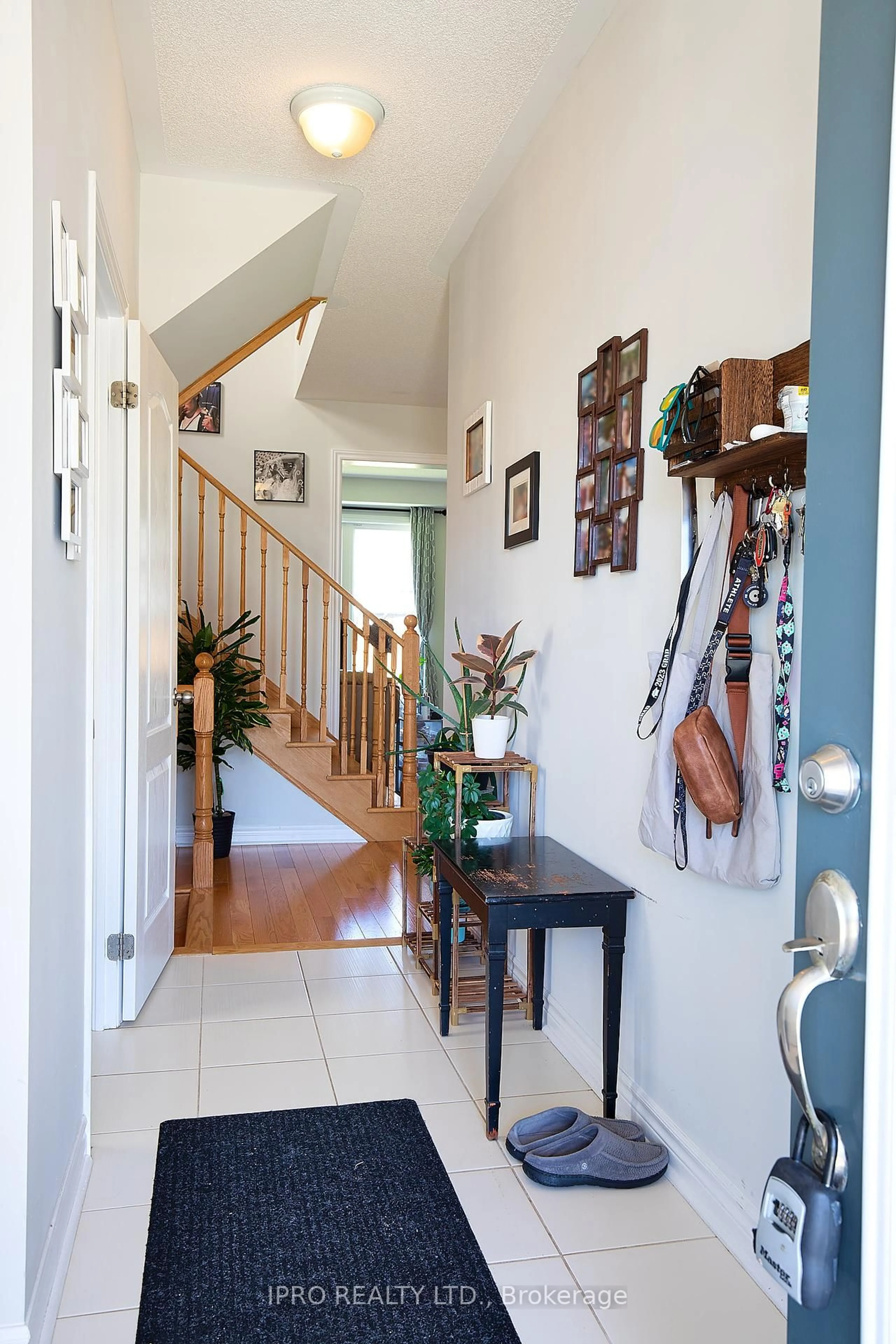 Indoor entryway for 61 Portland St, Collingwood Ontario L9Y 2L3