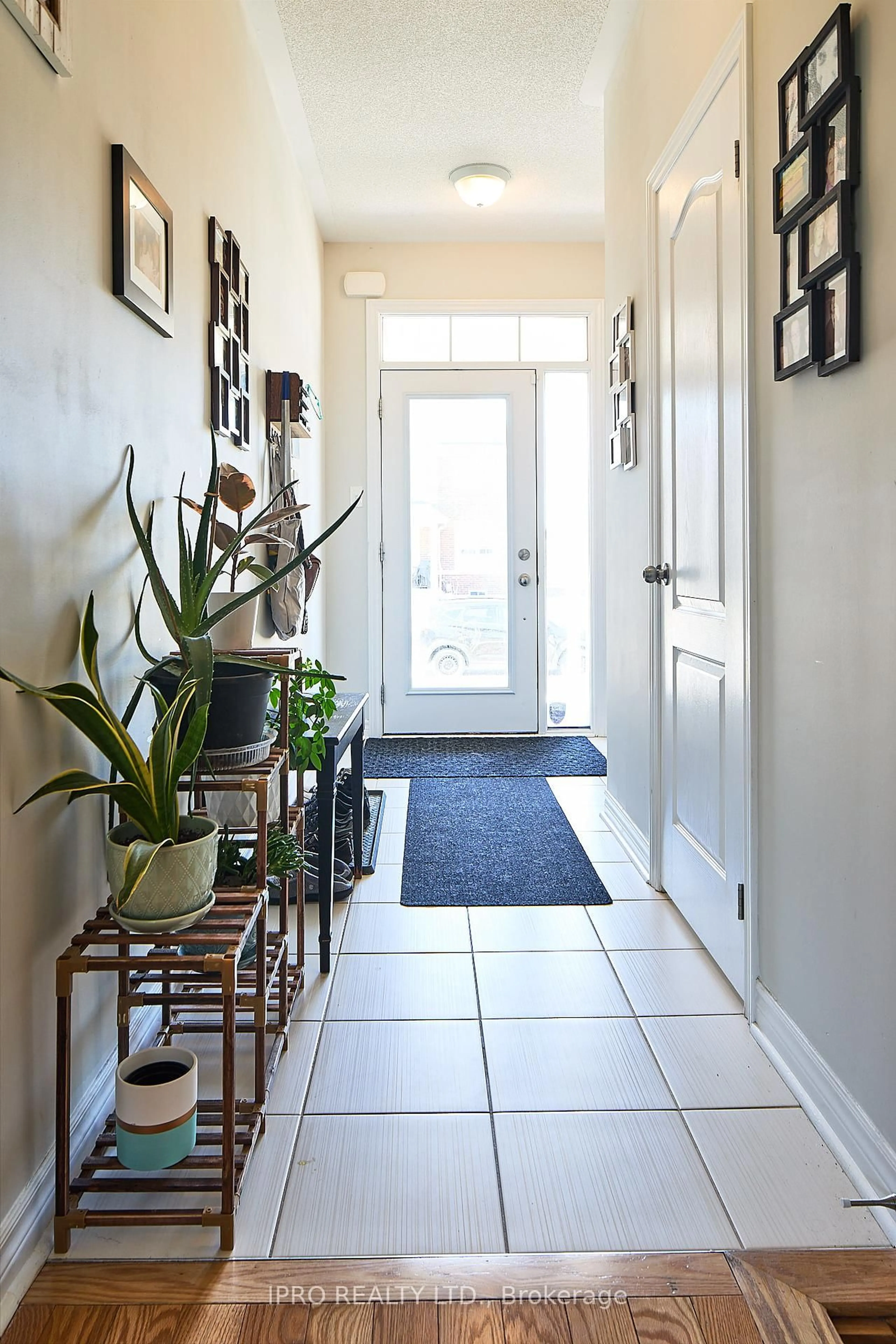 Indoor entryway for 61 Portland St, Collingwood Ontario L9Y 2L3
