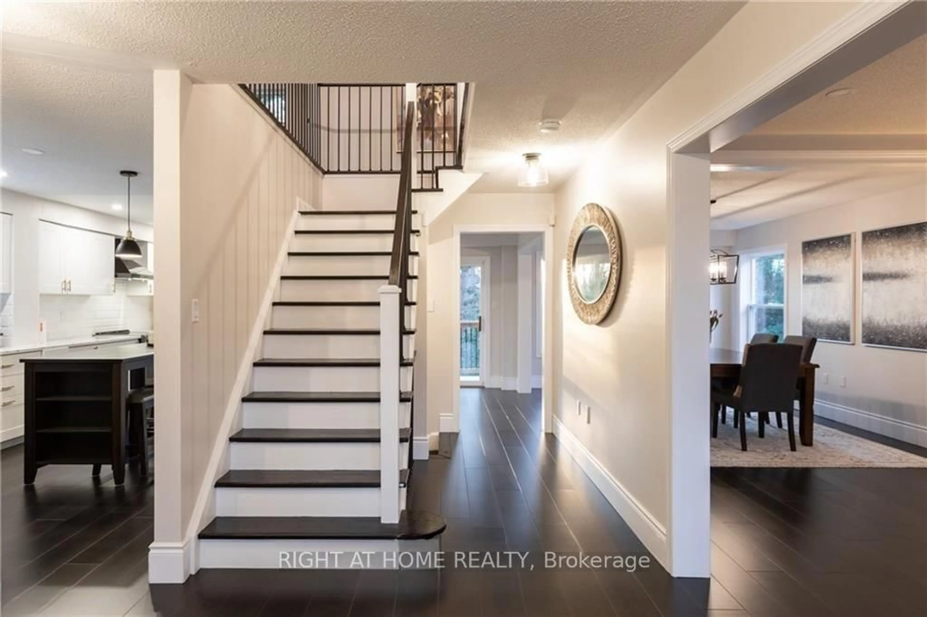 Indoor entryway for 6 COUNTRY Lane, Barrie Ontario L4N 0E6