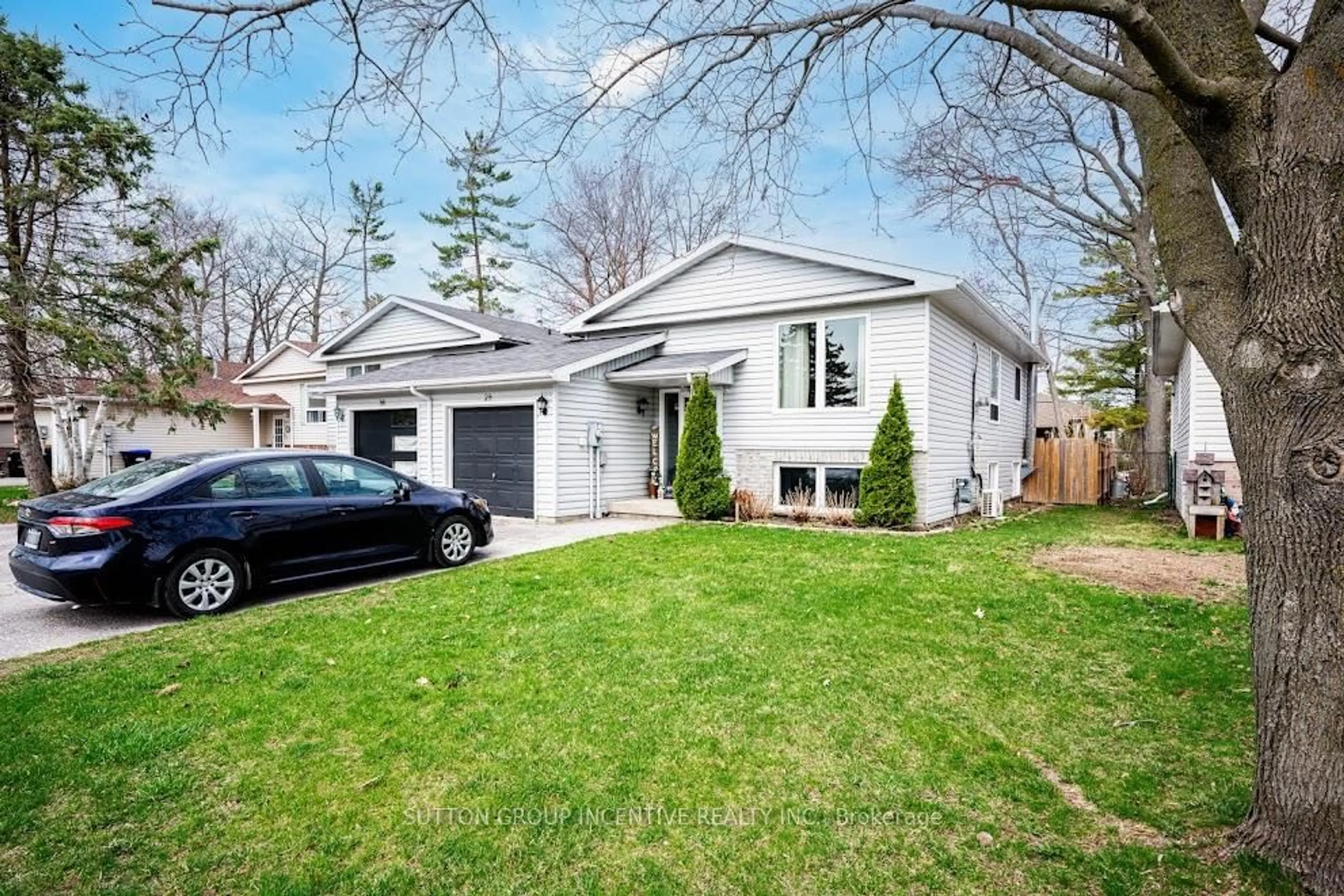 Home with vinyl exterior material, street for 28 Dyer Dr, Wasaga Beach Ontario L9Z 1E2