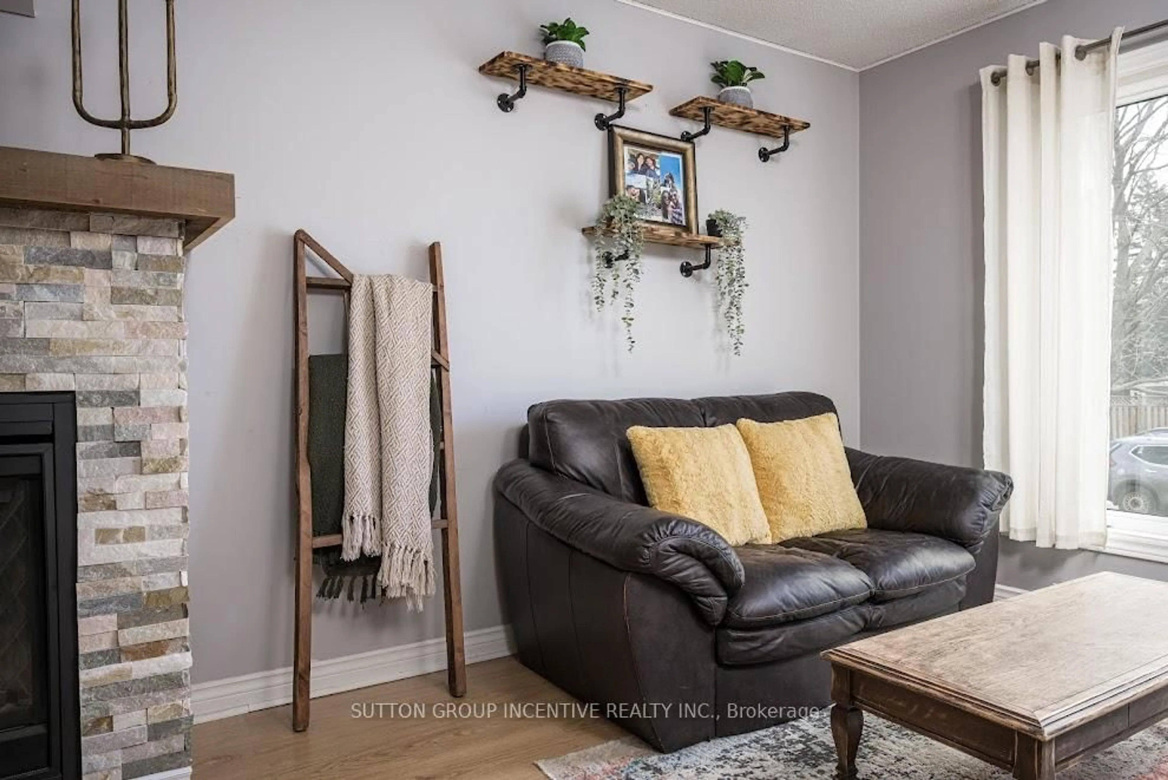 Living room with furniture, wood/laminate floor for 28 Dyer Dr, Wasaga Beach Ontario L9Z 1E2