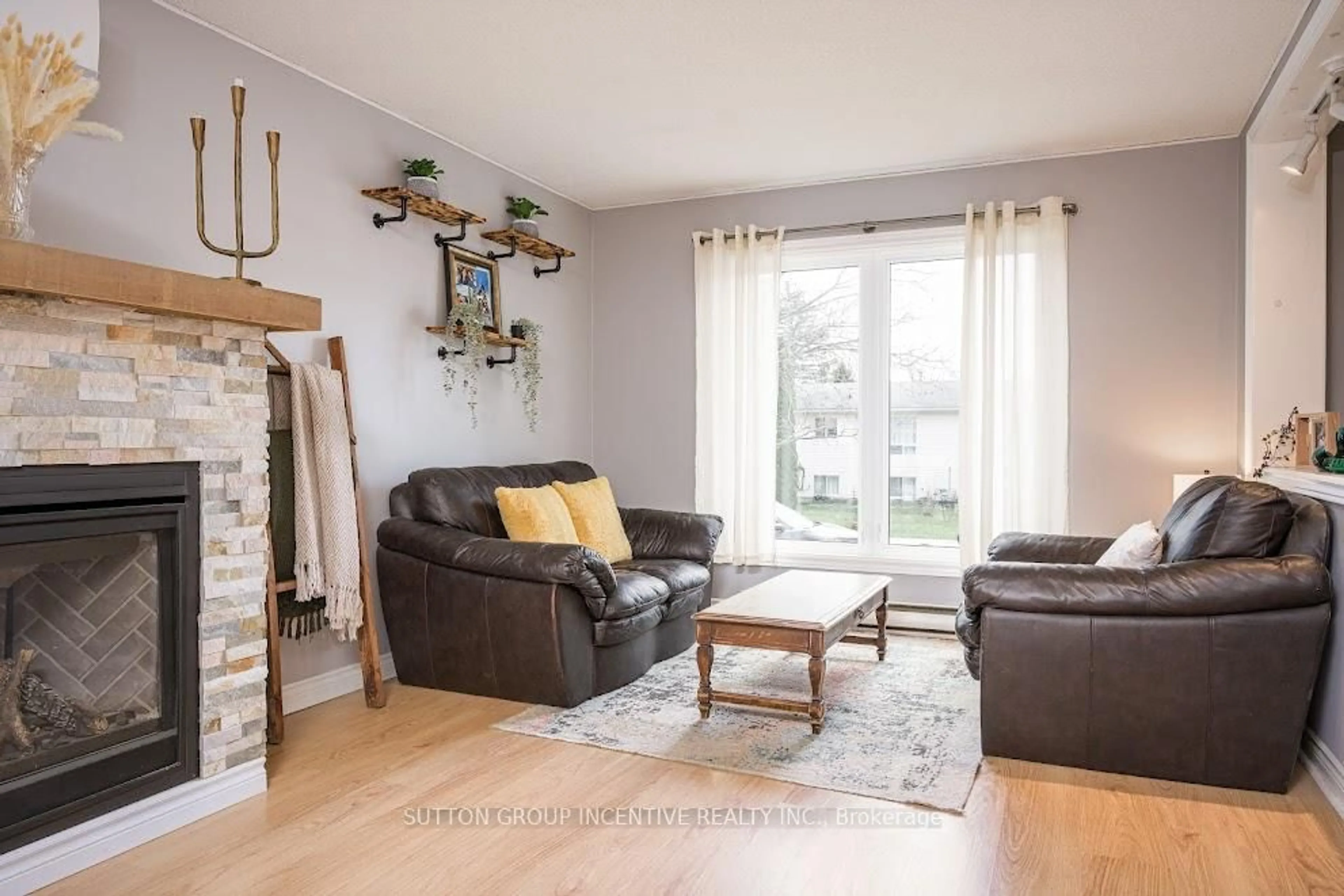 Living room with furniture, wood/laminate floor for 28 Dyer Dr, Wasaga Beach Ontario L9Z 1E2