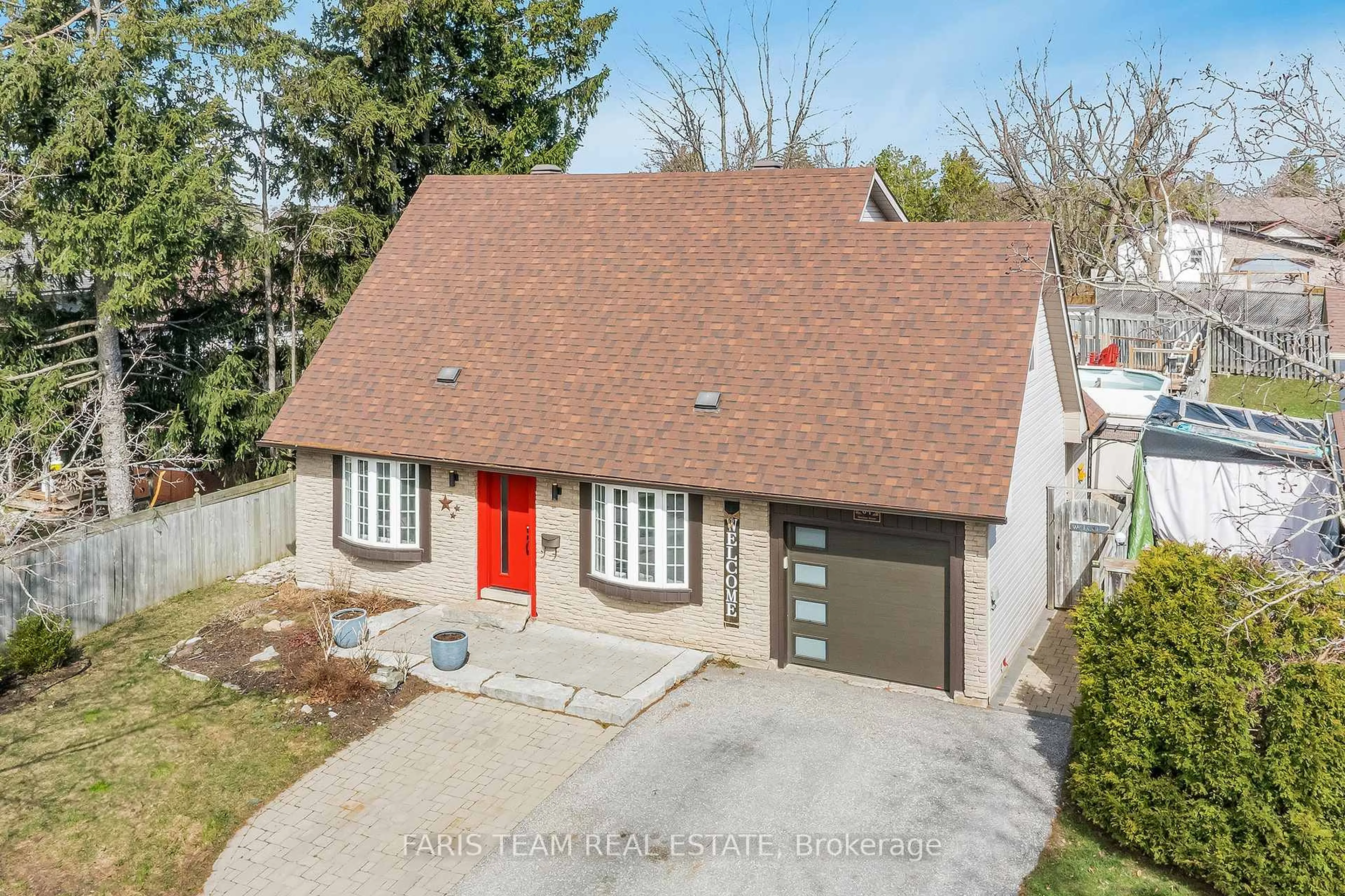 A pic from outside/outdoor area/front of a property/back of a property/a pic from drone, street for 64 Heather St, Barrie Ontario L4N 4N1
