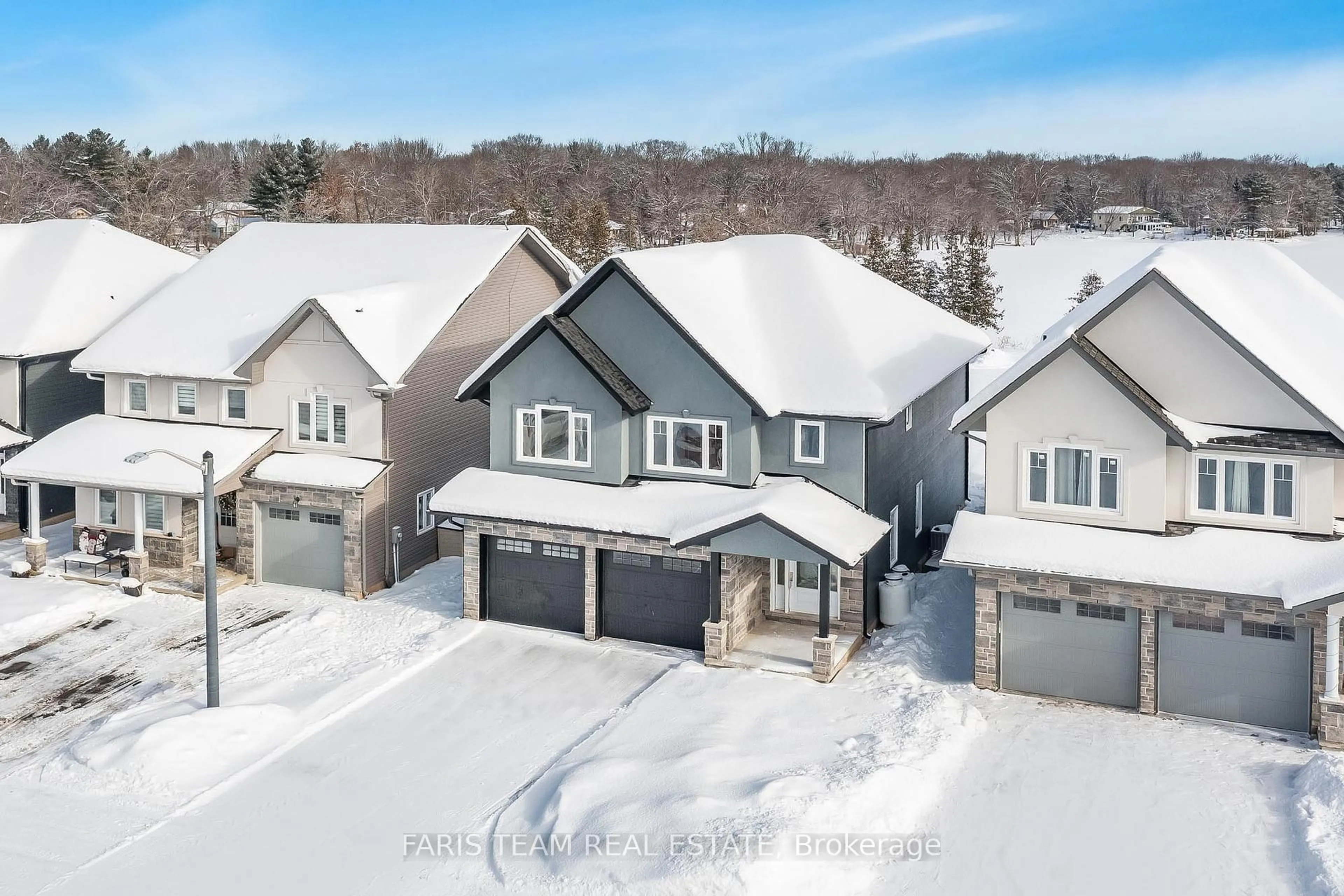 A pic from outside/outdoor area/front of a property/back of a property/a pic from drone, street for 21 Rosy Beach Crt, Ramara Ontario L3V 8L2