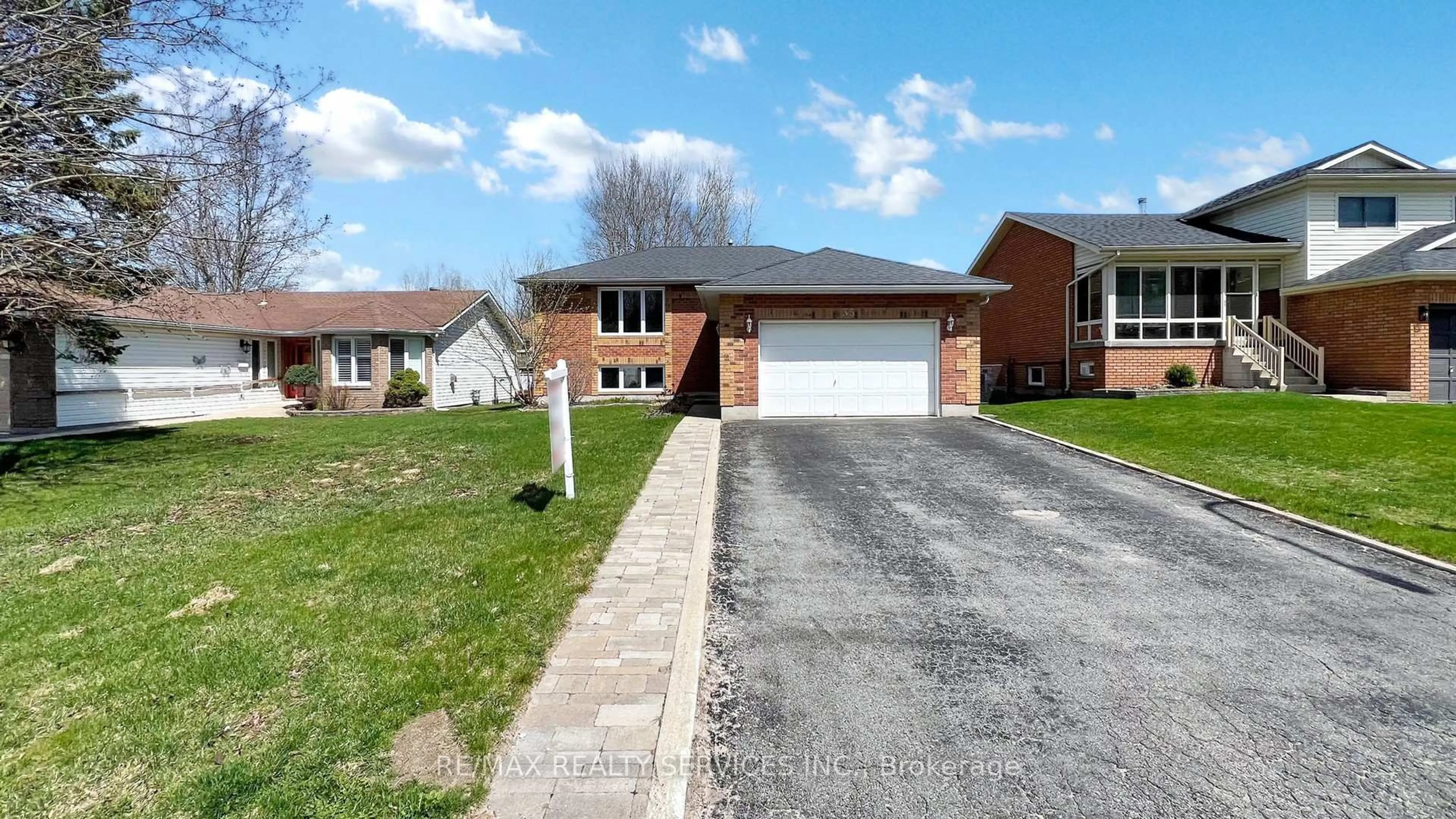 Home with brick exterior material, street for 35 Innisbrook Dr, Wasaga Beach Ontario L9Z 1G2