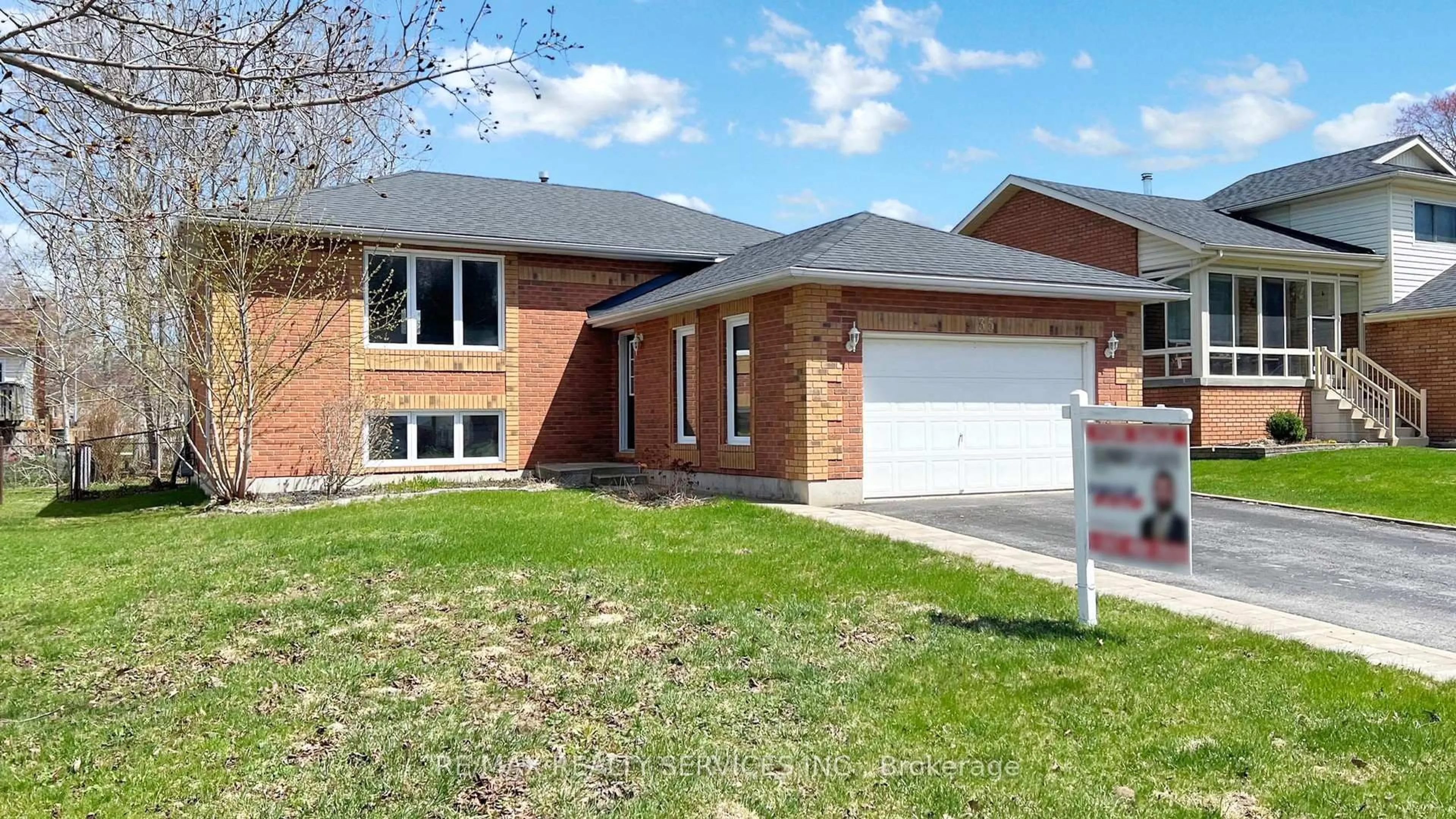 Home with brick exterior material, street for 35 Innisbrook Dr, Wasaga Beach Ontario L9Z 1G2