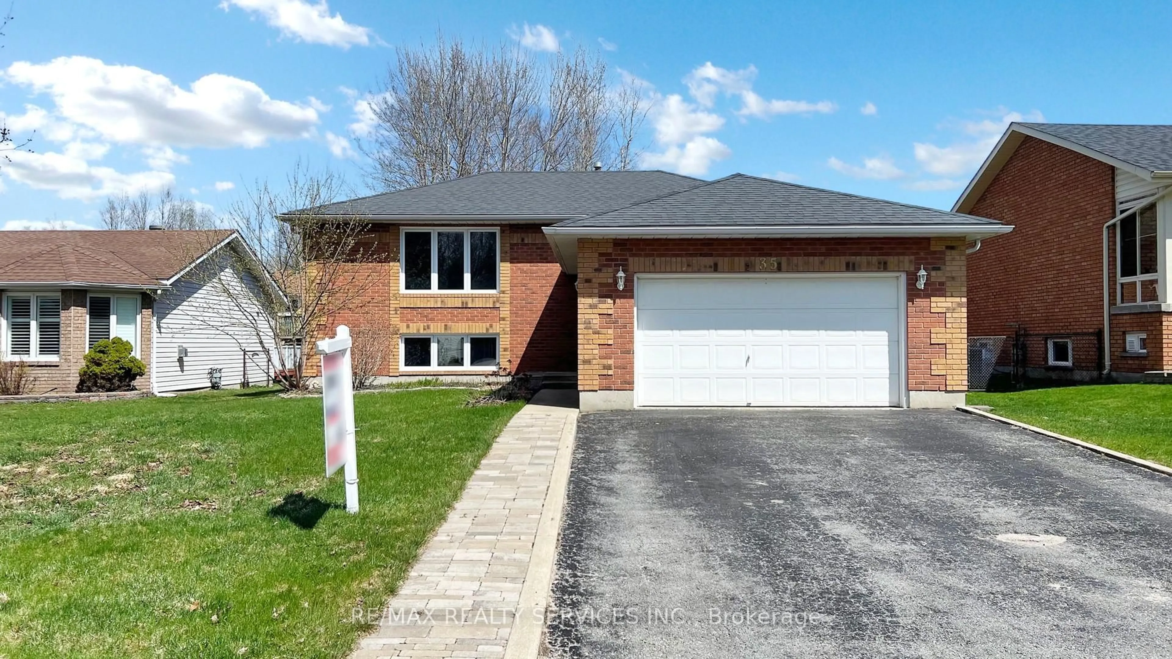 Home with brick exterior material, street for 35 Innisbrook Dr, Wasaga Beach Ontario L9Z 1G2