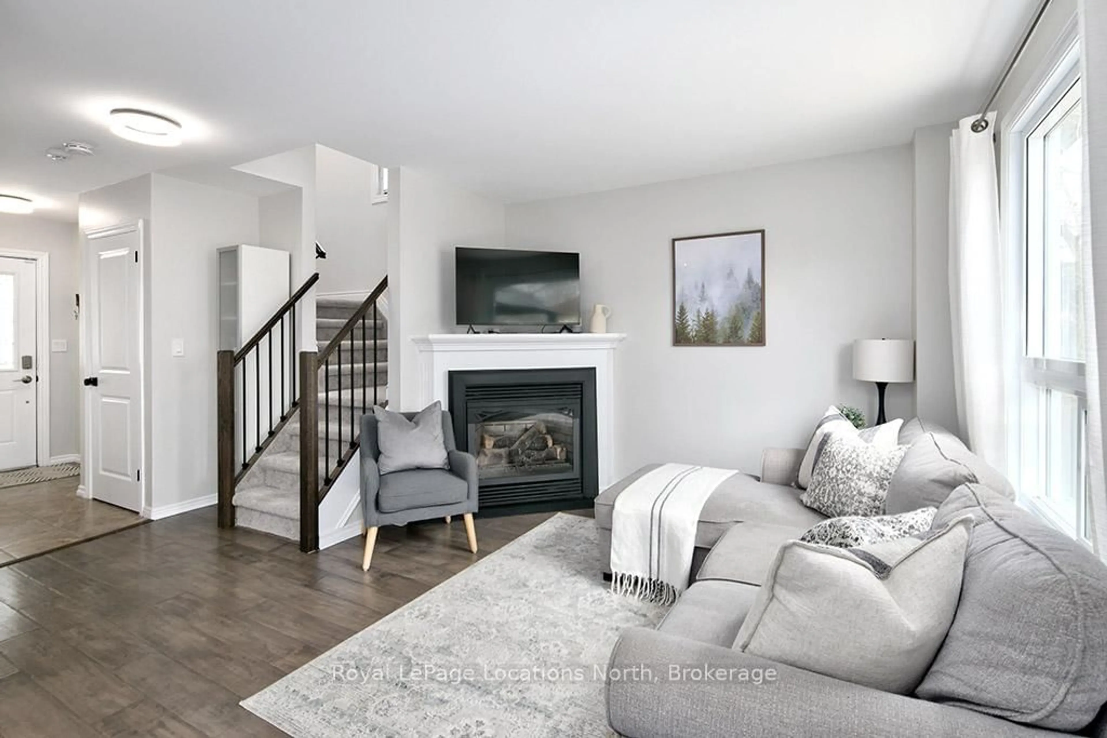 Living room with furniture, unknown for 52 Dillon Dr, Collingwood Ontario L9Y 4S5