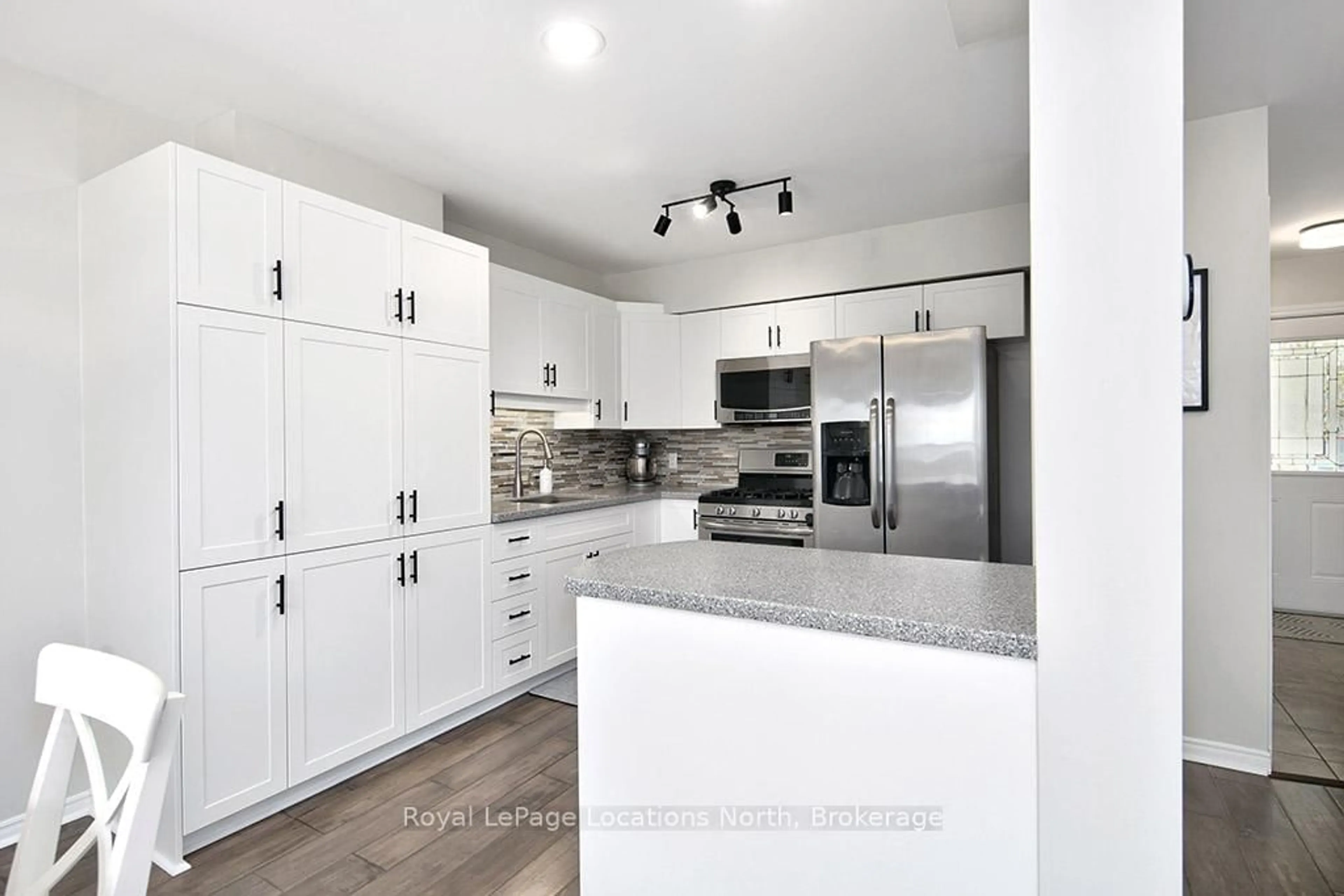 Contemporary kitchen, unknown for 52 Dillon Dr, Collingwood Ontario L9Y 4S5