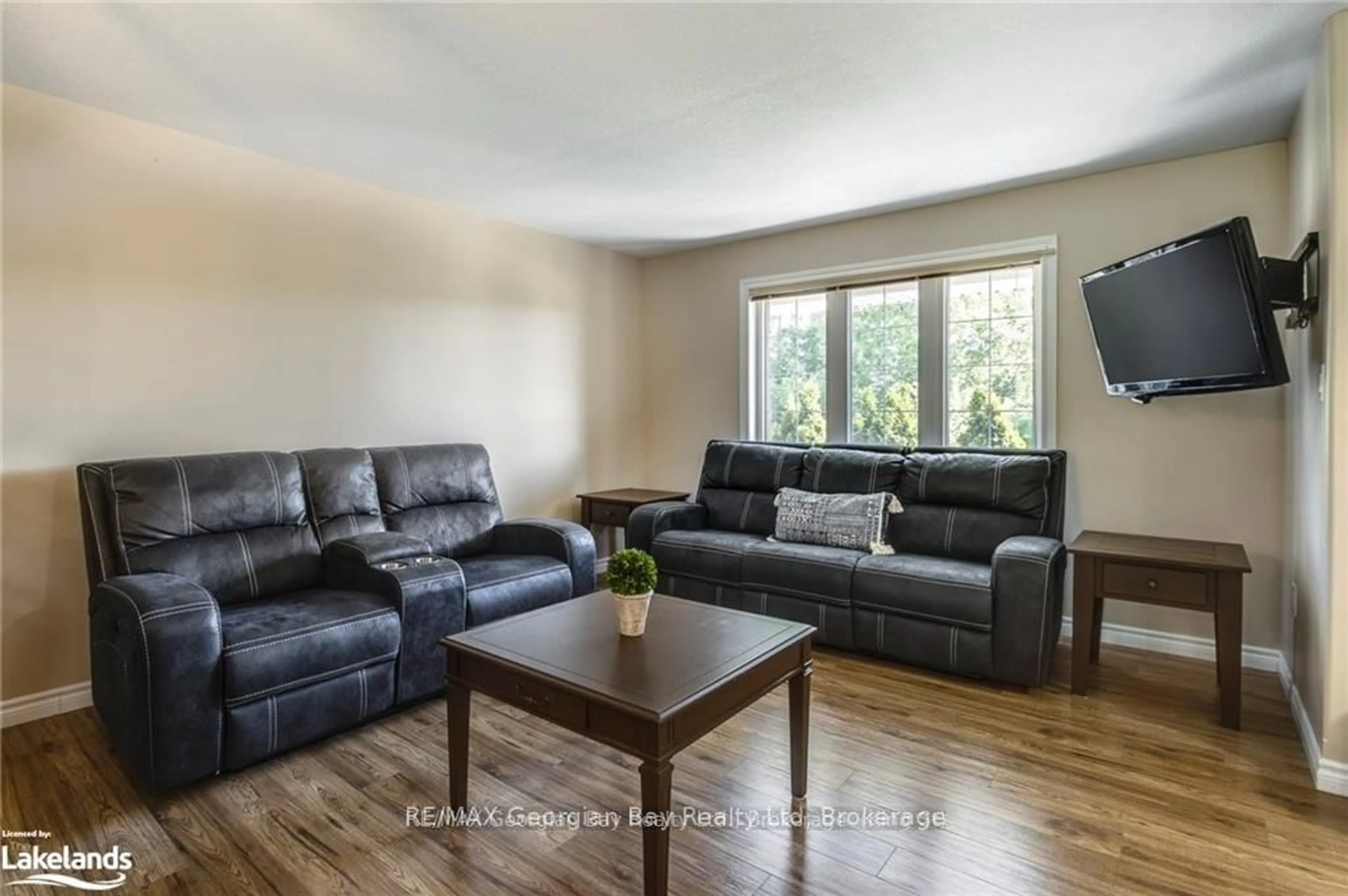 Living room with furniture, wood/laminate floor for 54 Bellisle Rd, Penetanguishene Ontario L9M 0A3