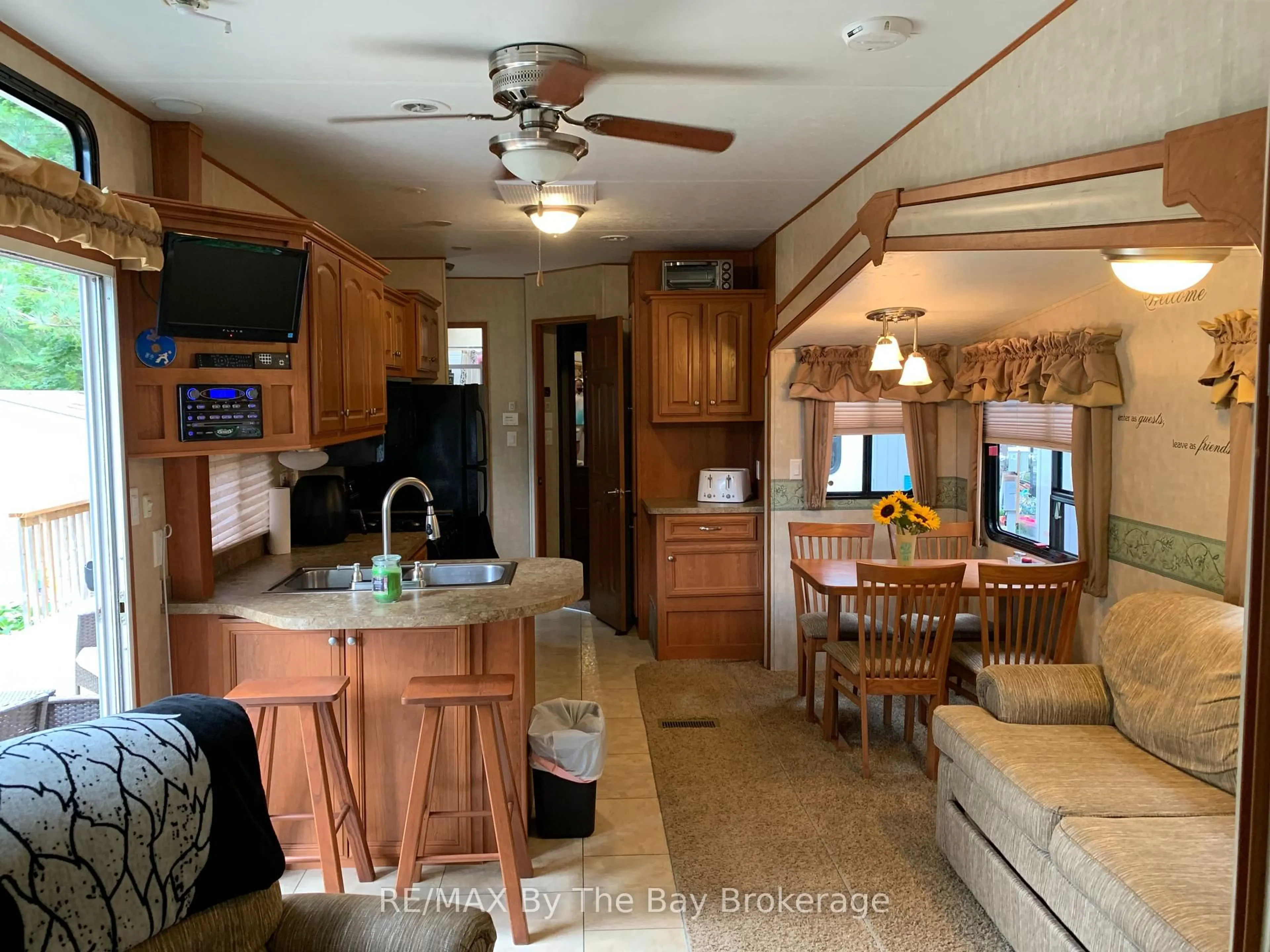 Open concept kitchen, unknown for 85 THEME PARK Dr #222, Wasaga Beach Ontario L9Z 1X7