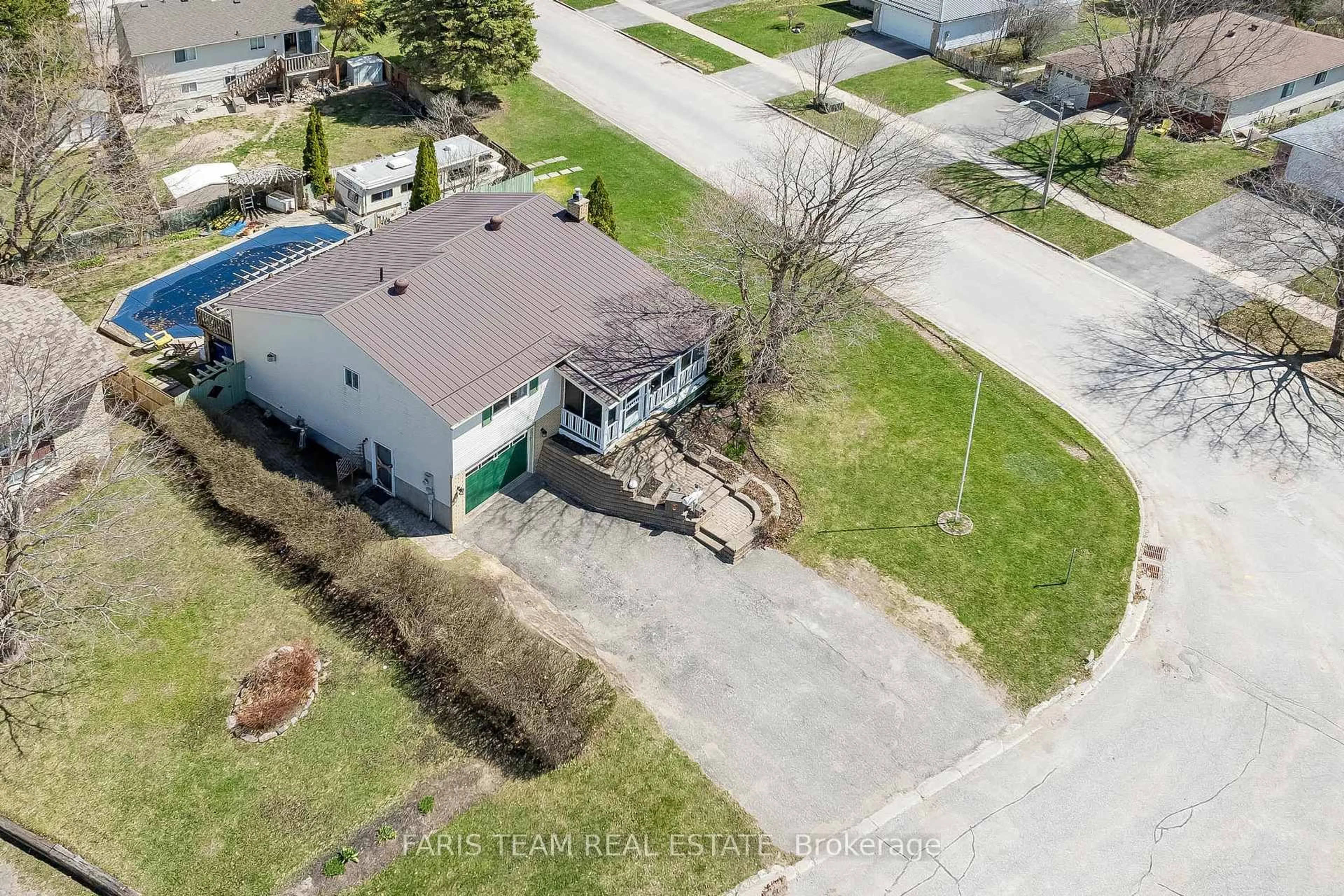 A pic from outside/outdoor area/front of a property/back of a property/a pic from drone, street for 671 Algonquin Dr, Midland Ontario L4R 4R5