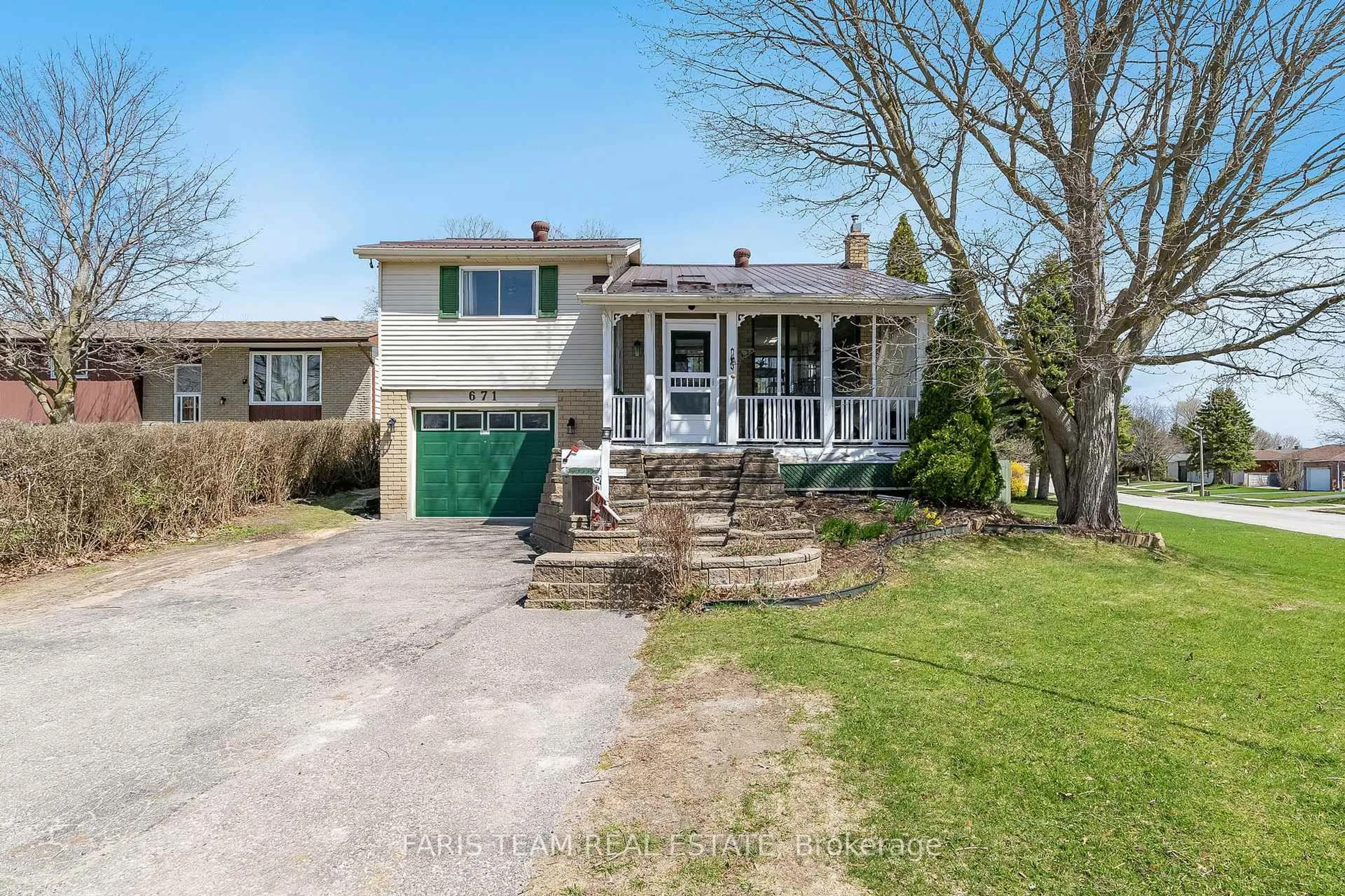 A pic from outside/outdoor area/front of a property/back of a property/a pic from drone, street for 671 Algonquin Dr, Midland Ontario L4R 4R5