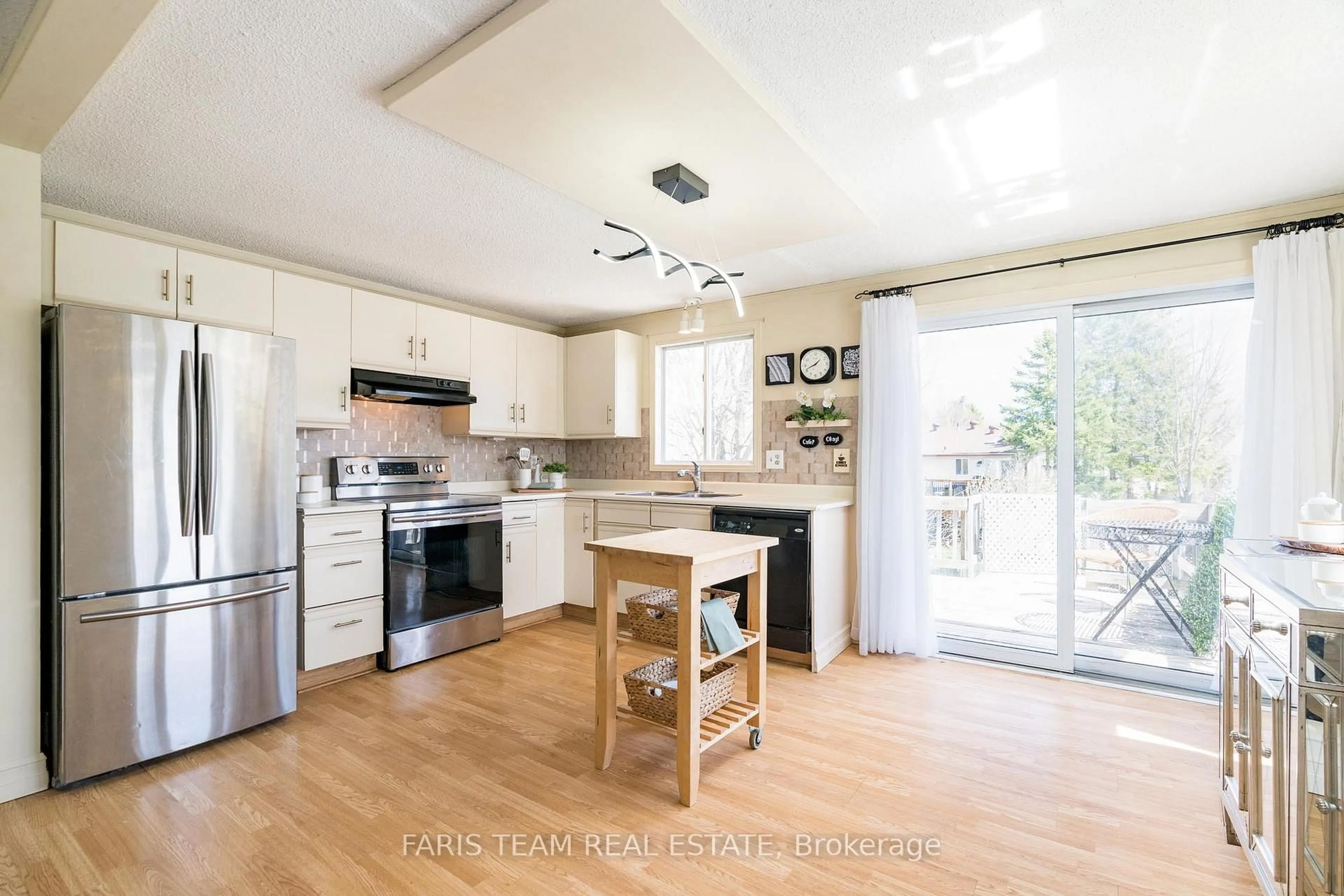 Open concept kitchen, unknown for 671 Algonquin Dr, Midland Ontario L4R 4R5