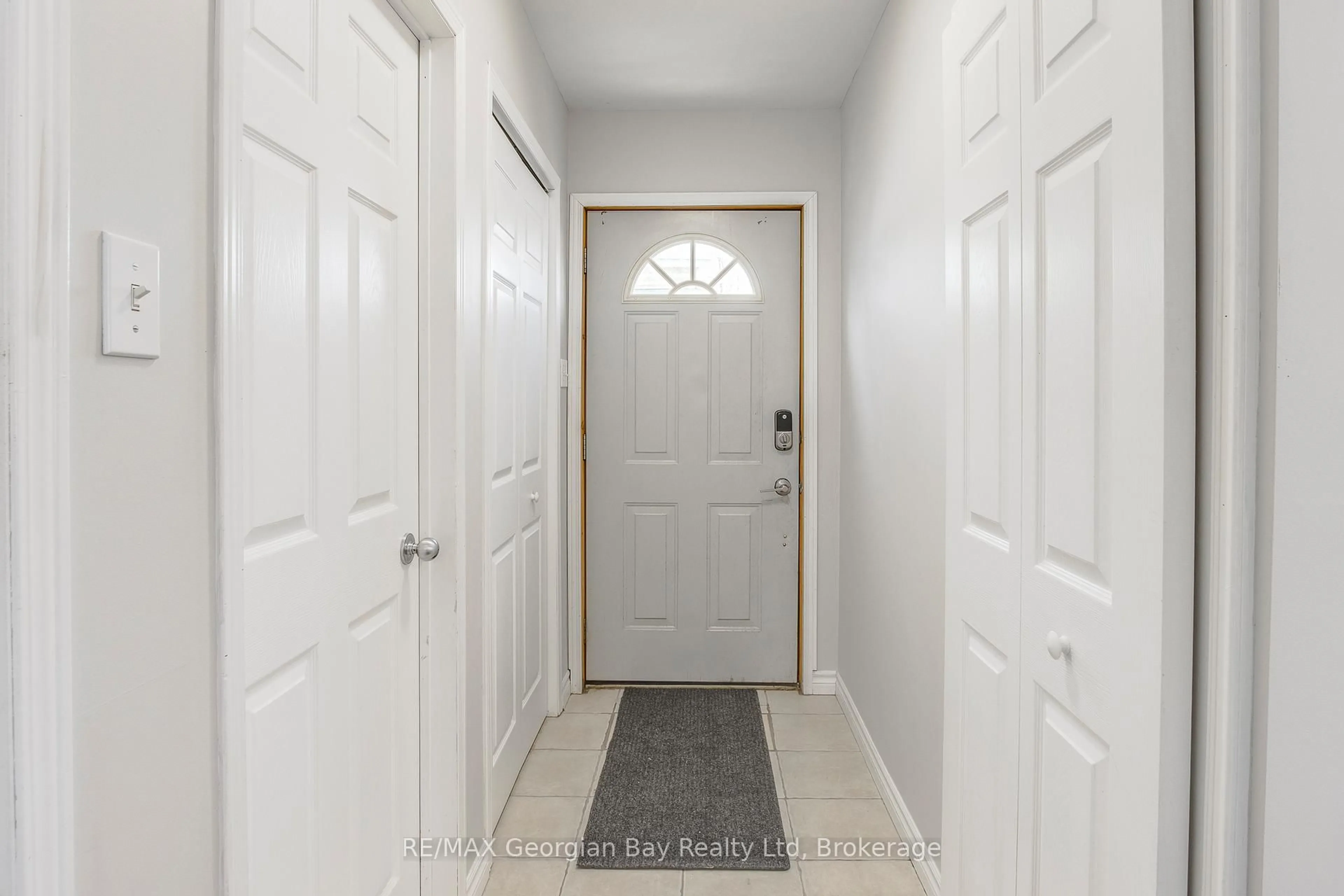 Indoor entryway for 42 Fourth St, Midland Ontario L4R 3S8