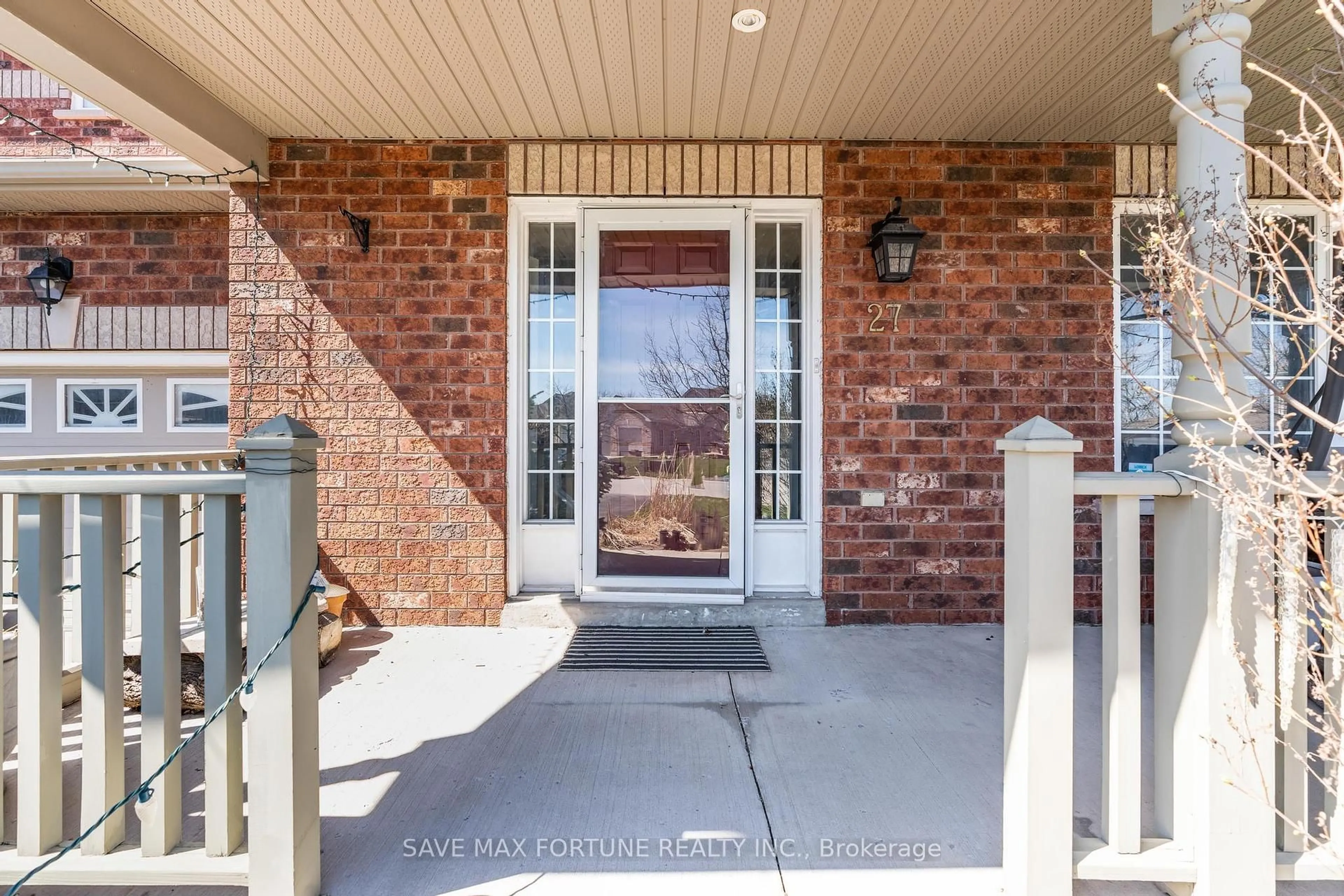 Indoor entryway for 27 CAPILANO Crt, Barrie Ontario L4M 7E6