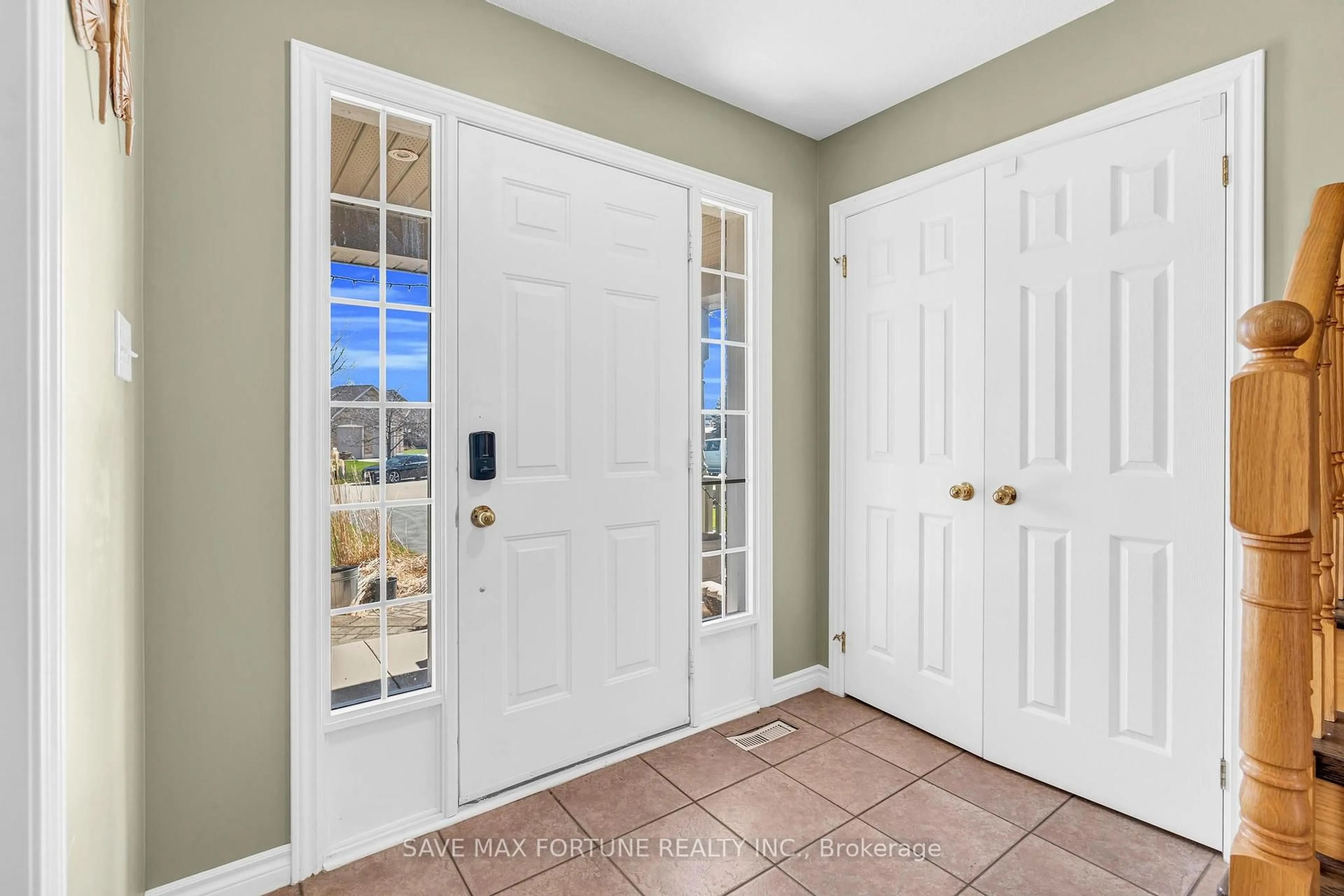 Indoor entryway for 27 CAPILANO Crt, Barrie Ontario L4M 7E6