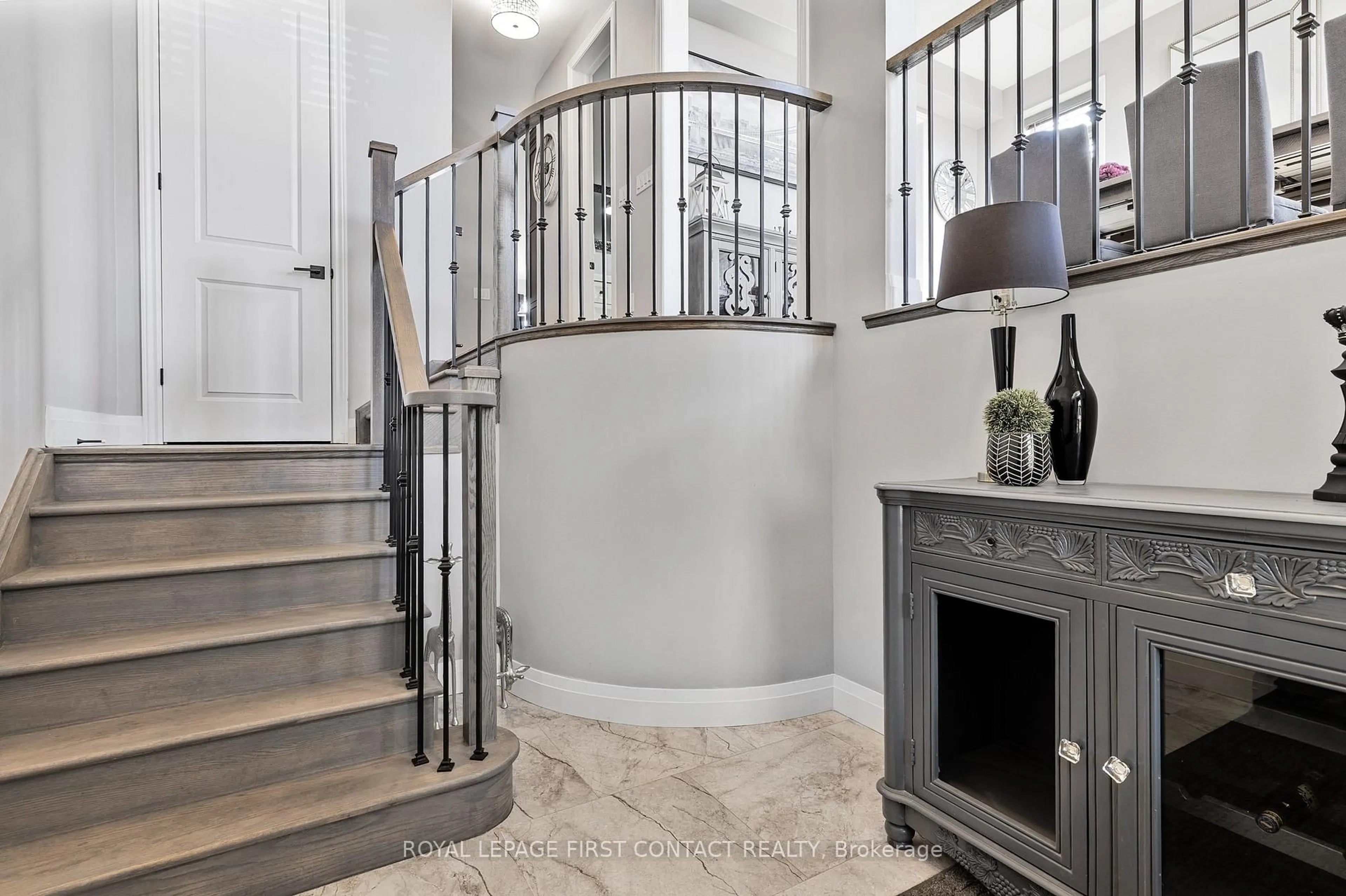 Indoor entryway for 3075 Orion Blvd, Orillia Ontario L3V 6H2