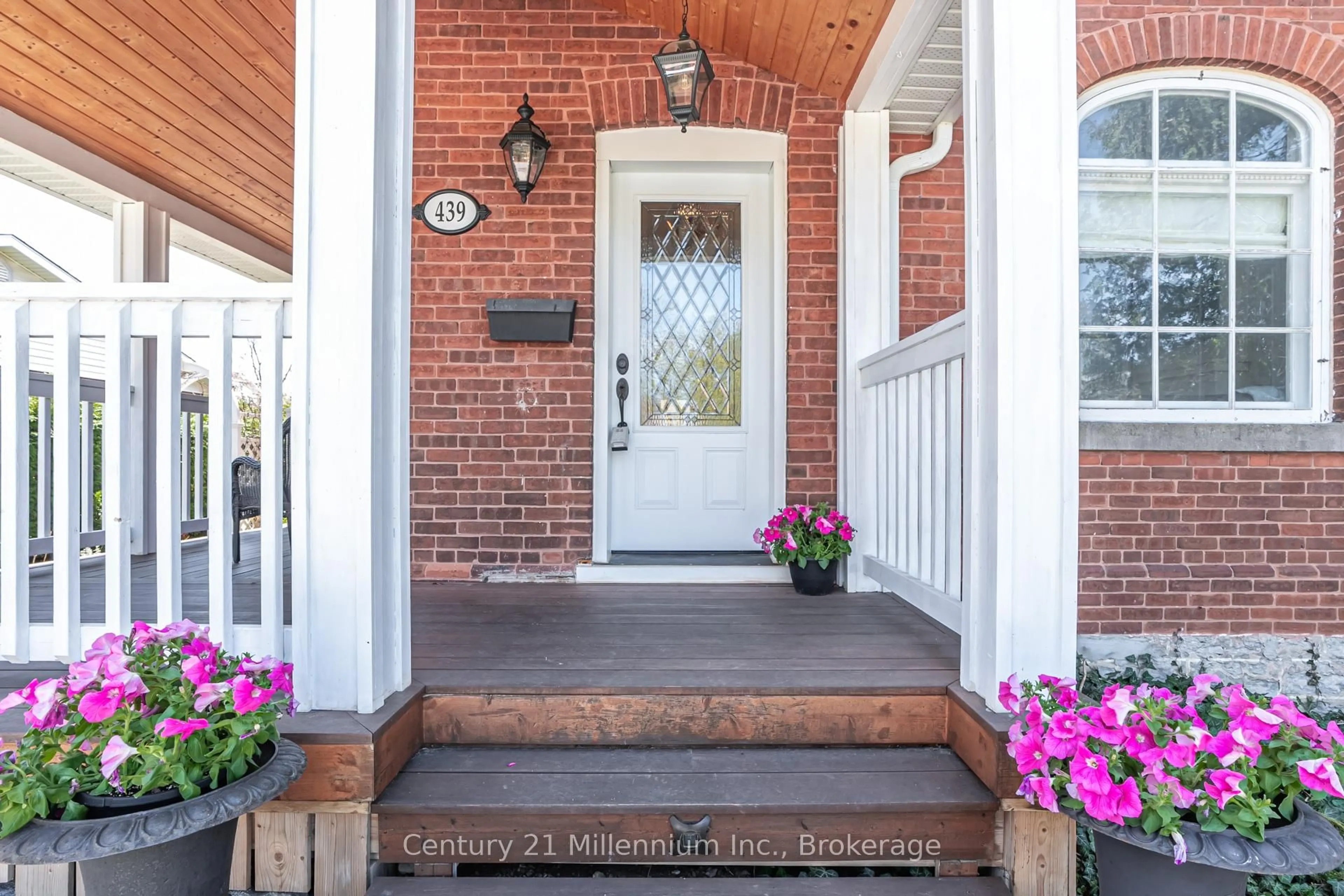 Indoor entryway for 439 Birch St, Collingwood Ontario L9Y 2W4