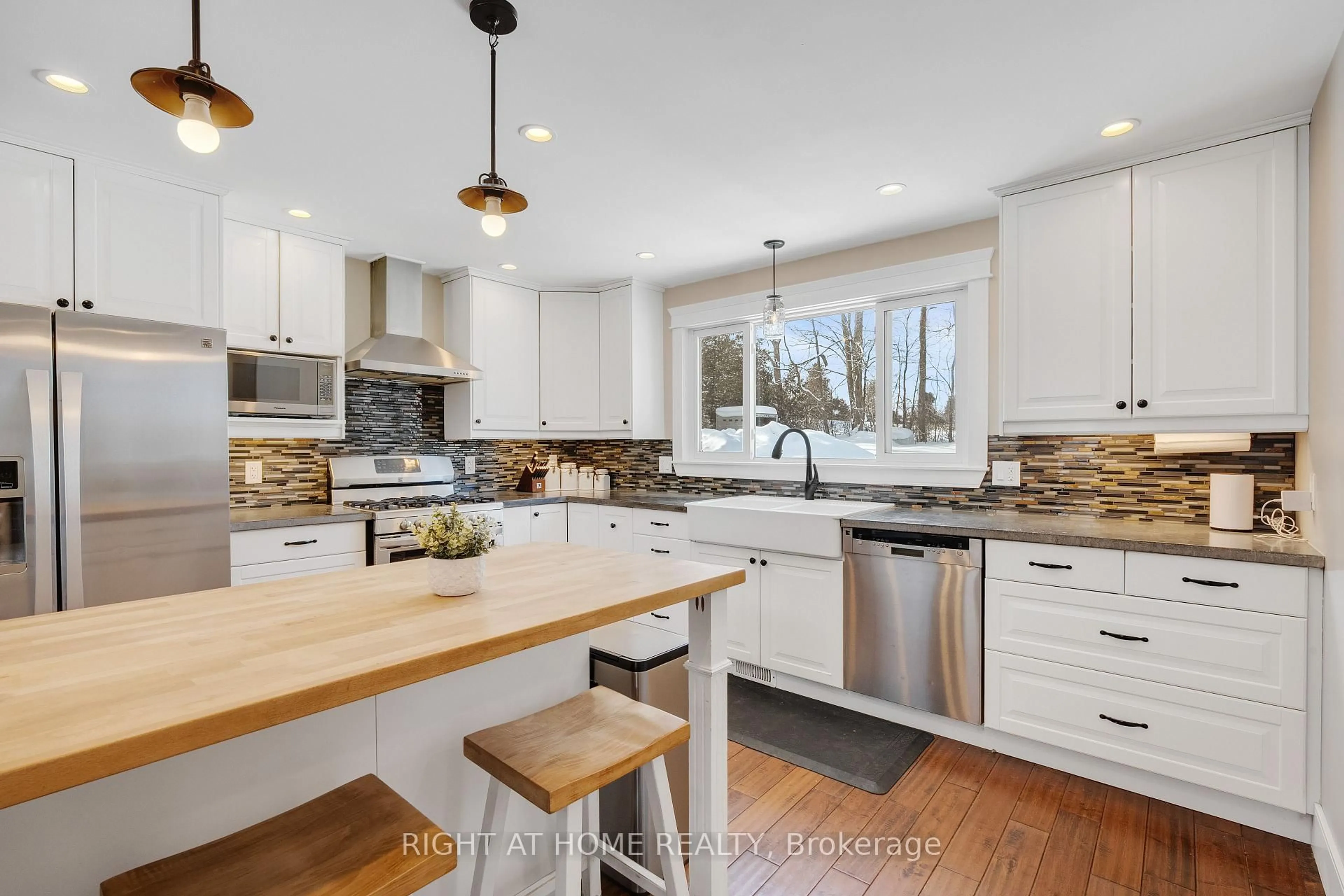 Open concept kitchen, unknown for 1384 15/16 Sdrd, Oro-Medonte Ontario L0L 1T0