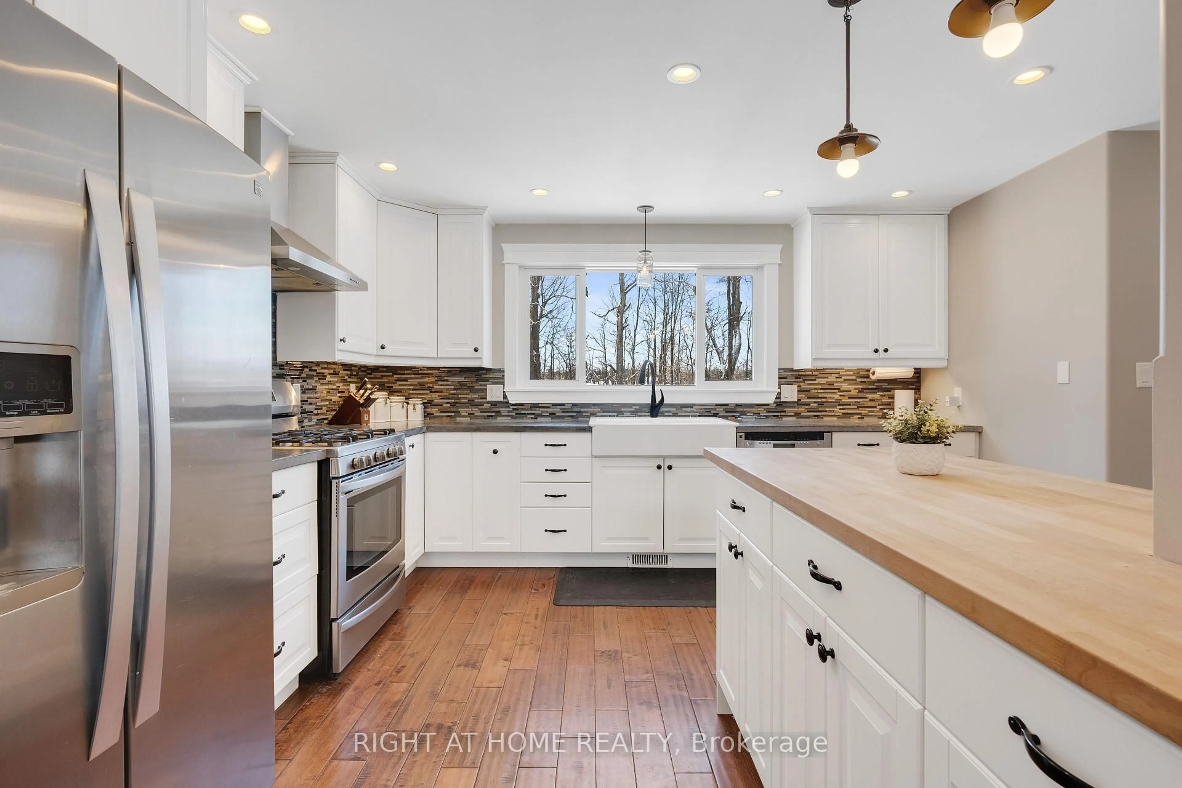 Contemporary kitchen, unknown for 1384 15/16 Sdrd, Oro-Medonte Ontario L0L 1T0