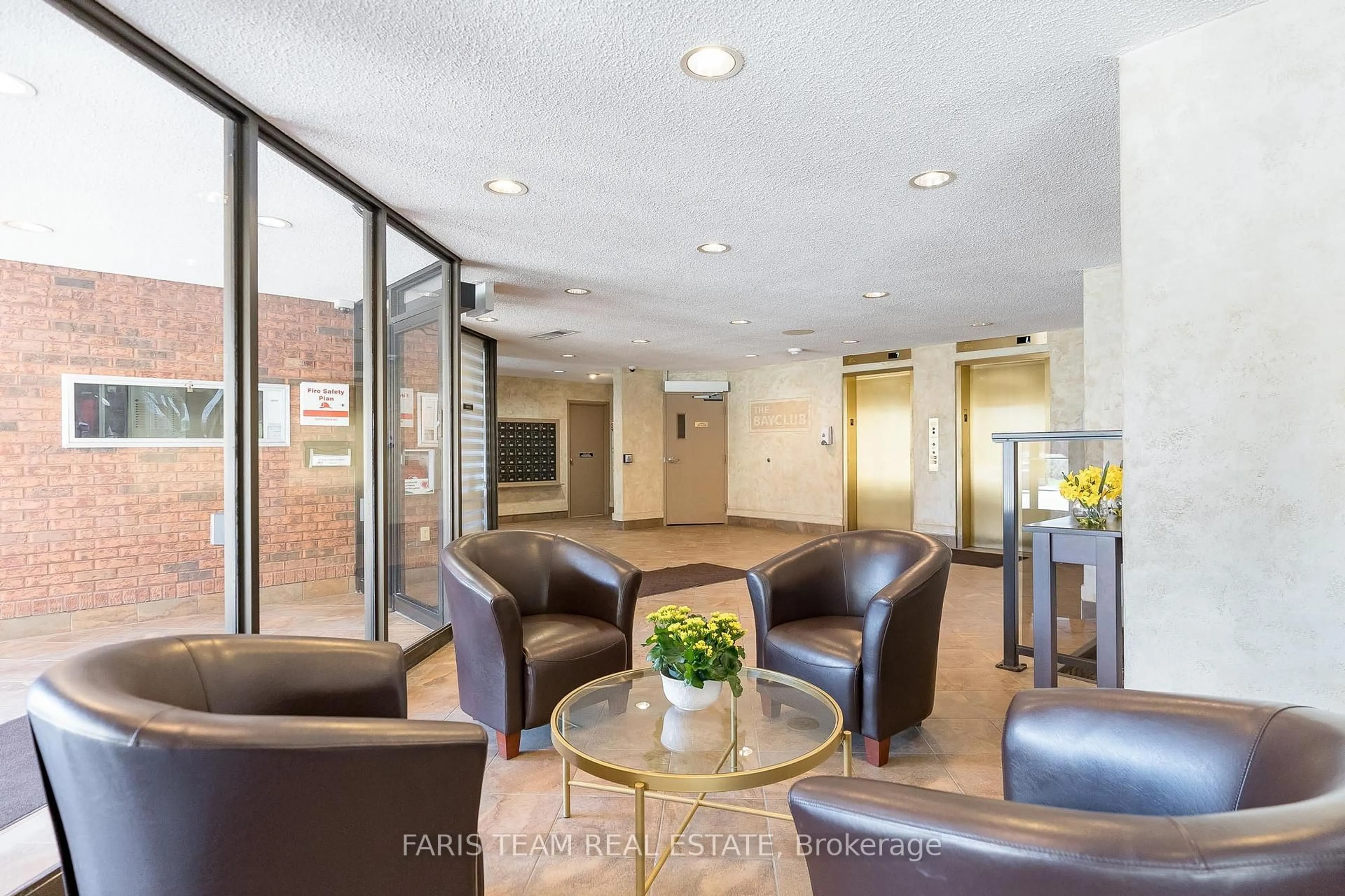 Indoor foyer for 181 Collier St #106, Barrie Ontario L4M 5L6
