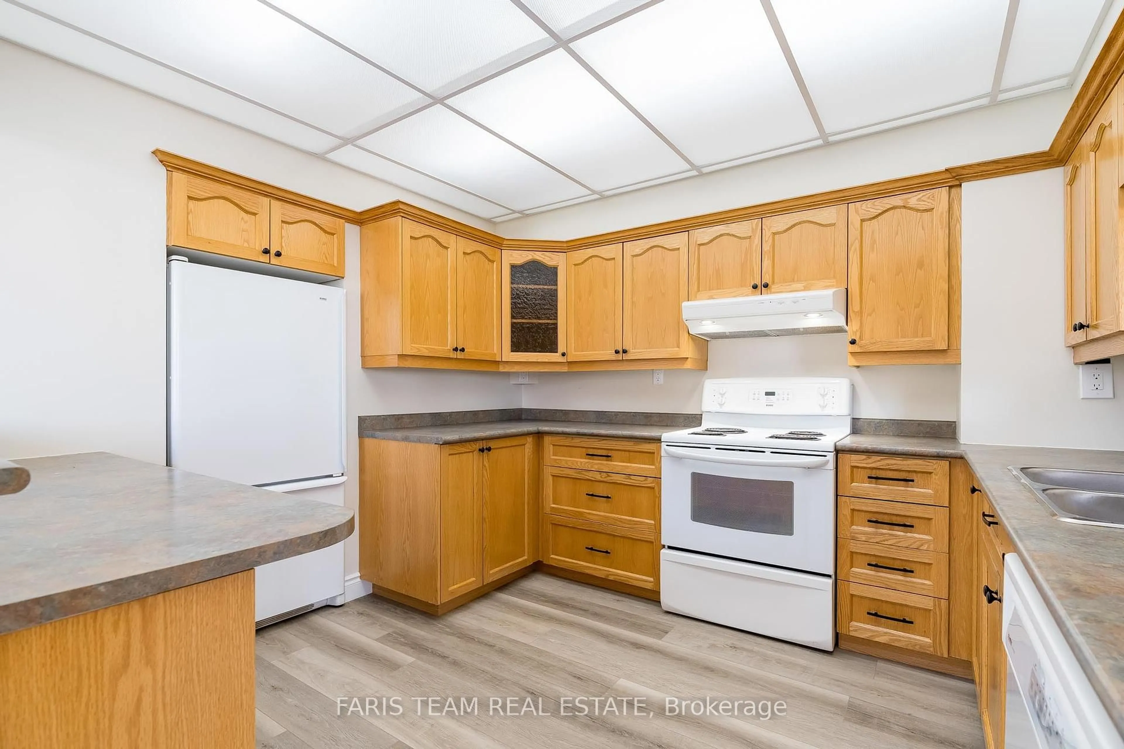 Standard kitchen, unknown for 181 Collier St #106, Barrie Ontario L4M 5L6