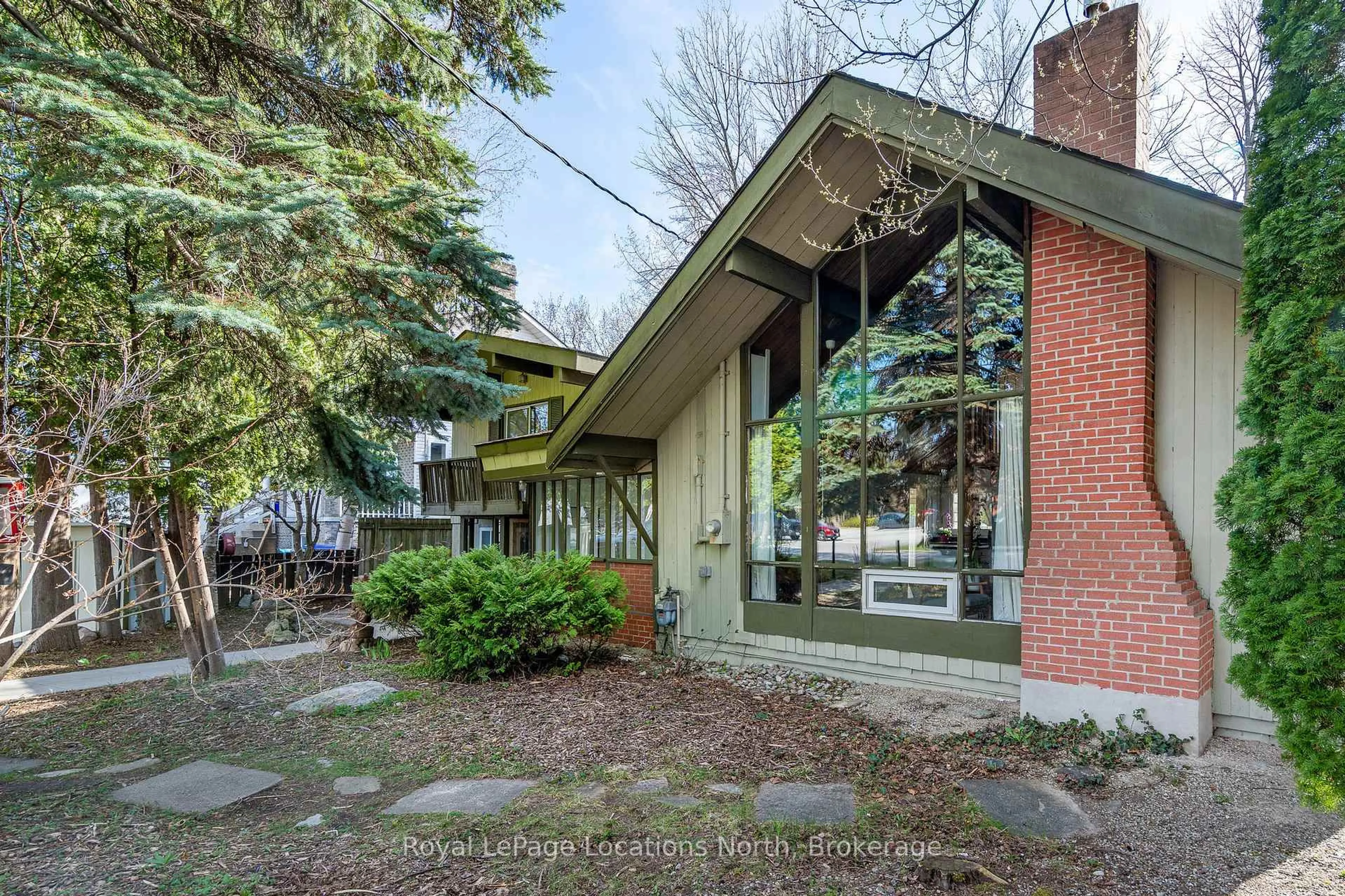 Indoor foyer for 110 Albert St, Collingwood Ontario L9Y 3Y2