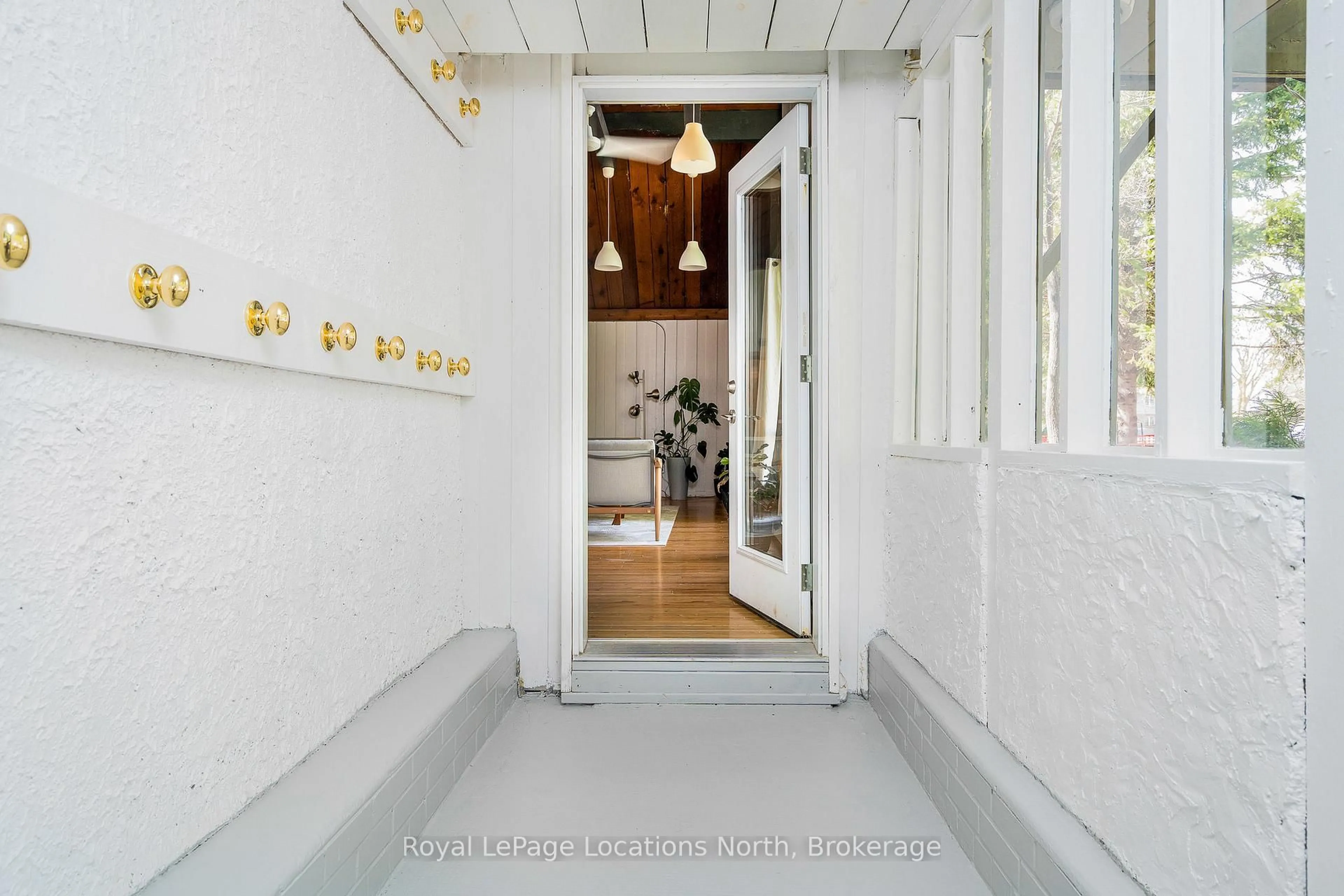 Indoor entryway for 110 Albert St, Collingwood Ontario L9Y 3Y2