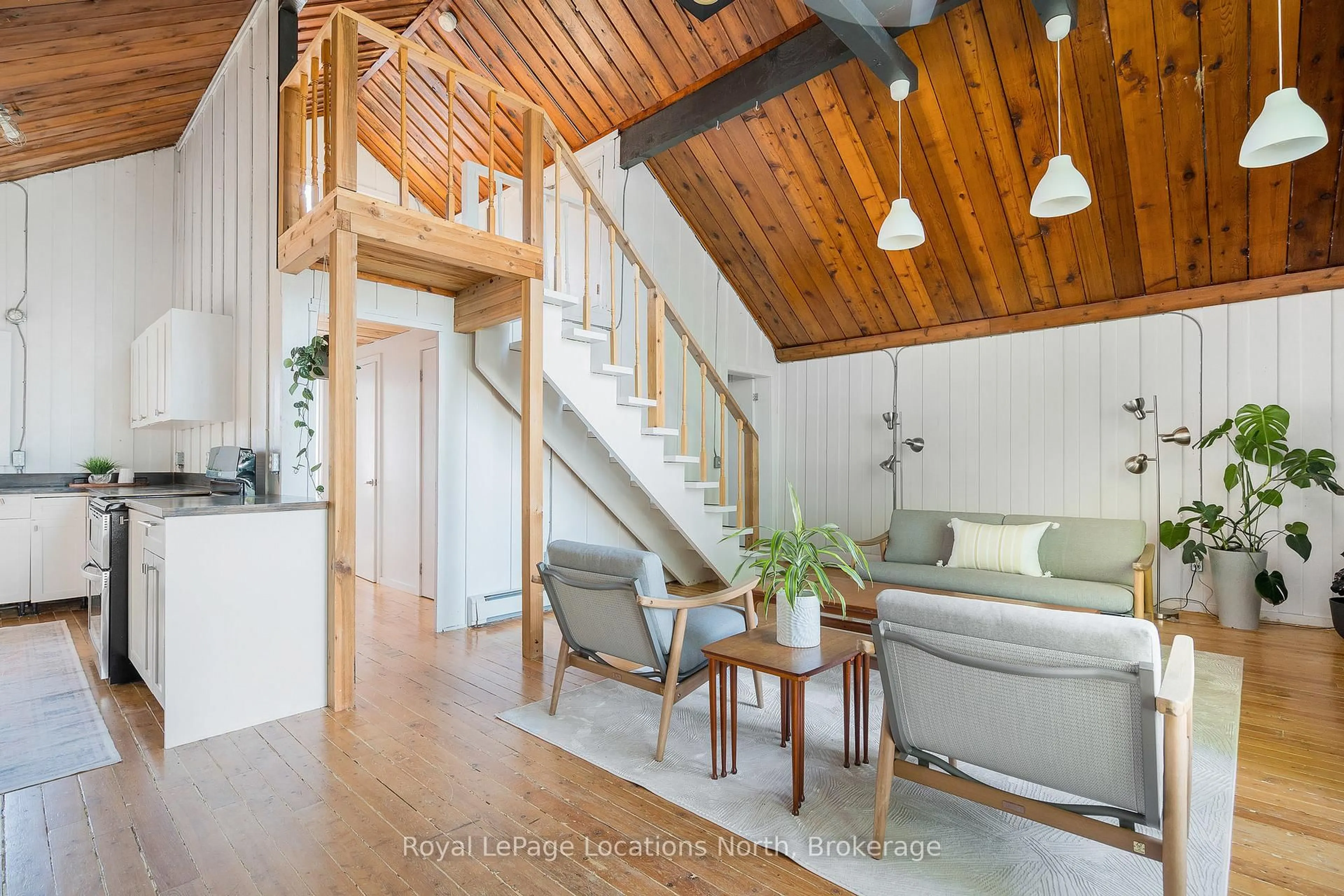 Indoor entryway for 110 Albert St, Collingwood Ontario L9Y 3Y2