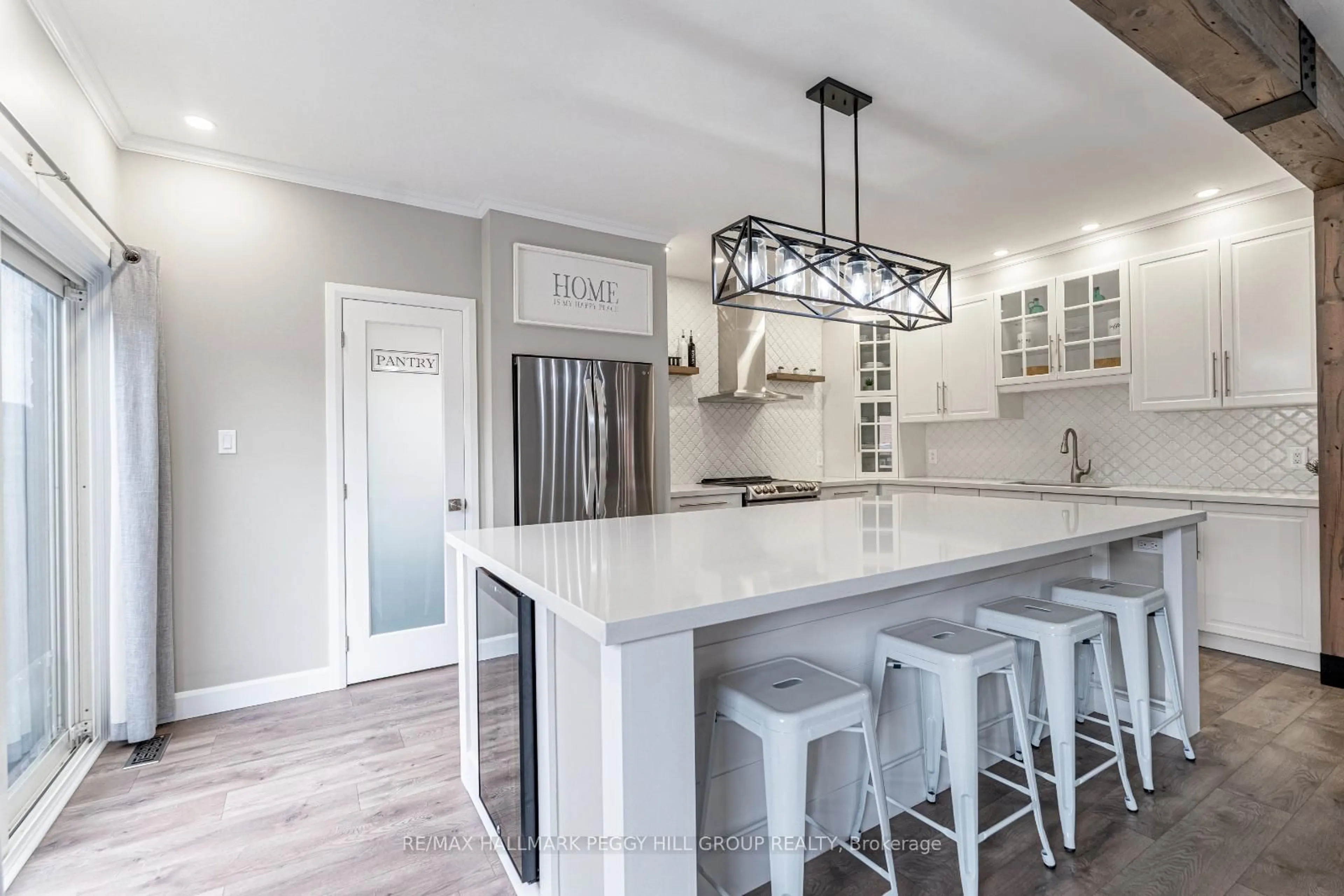 Open concept kitchen, ceramic/tile floor for 44 Tudor Cres, Barrie Ontario L4M 0A8