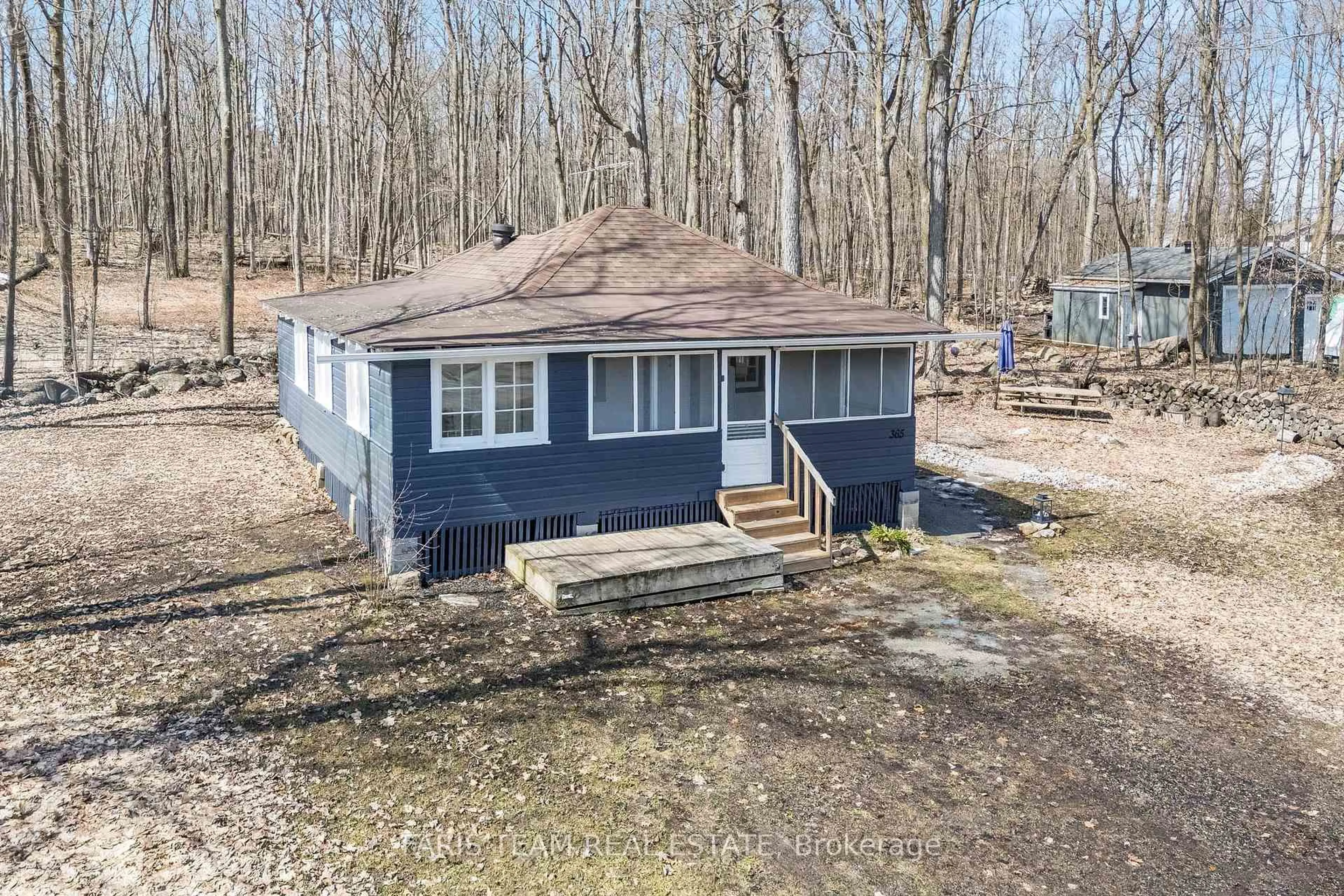 A pic from outside/outdoor area/front of a property/back of a property/a pic from drone, unknown for 365 Robins Point Rd, Tay Ontario L0K 2A0