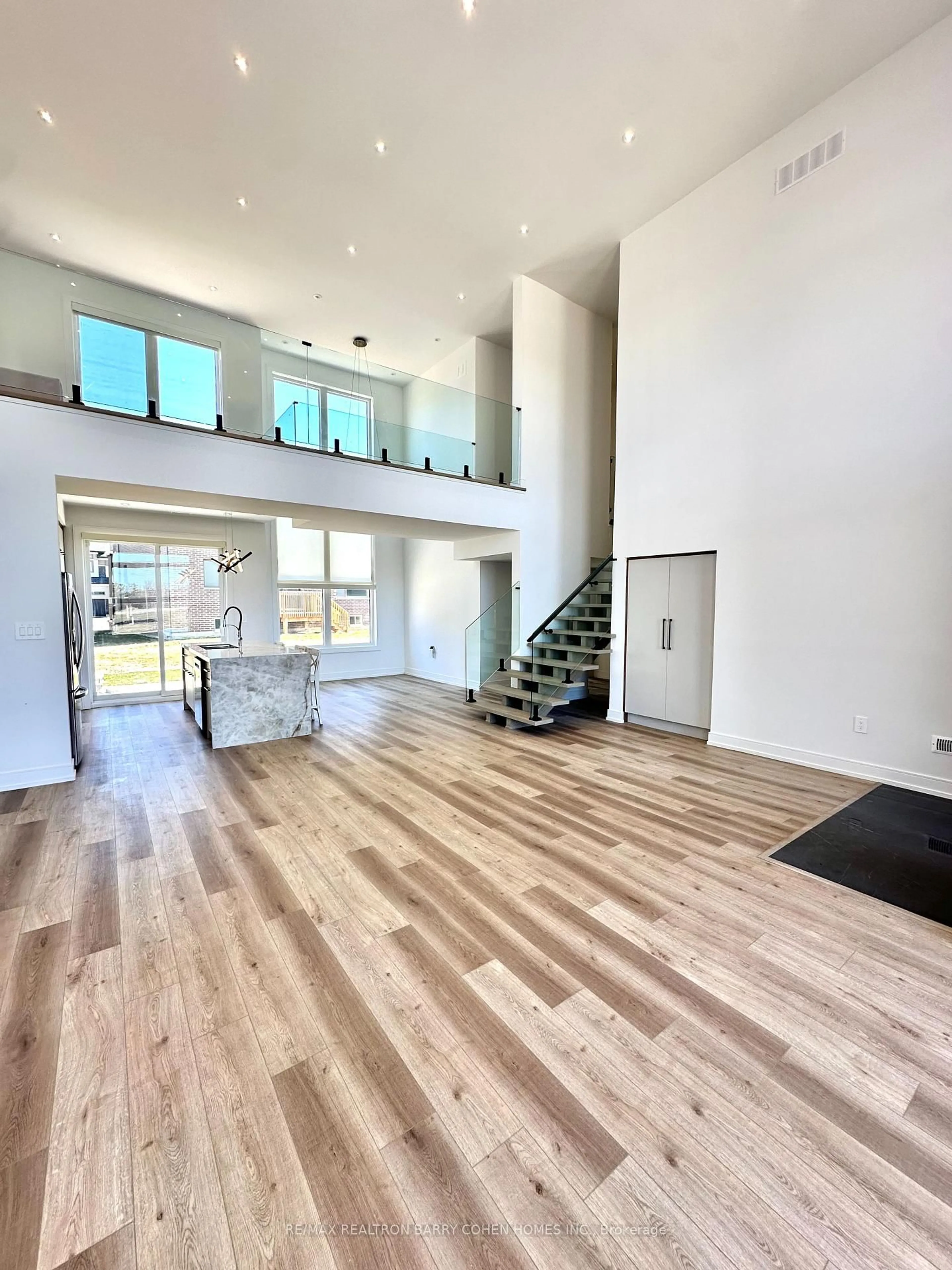 Indoor foyer for 3706 Quayside Dr, Severn Ontario L3V 6H3