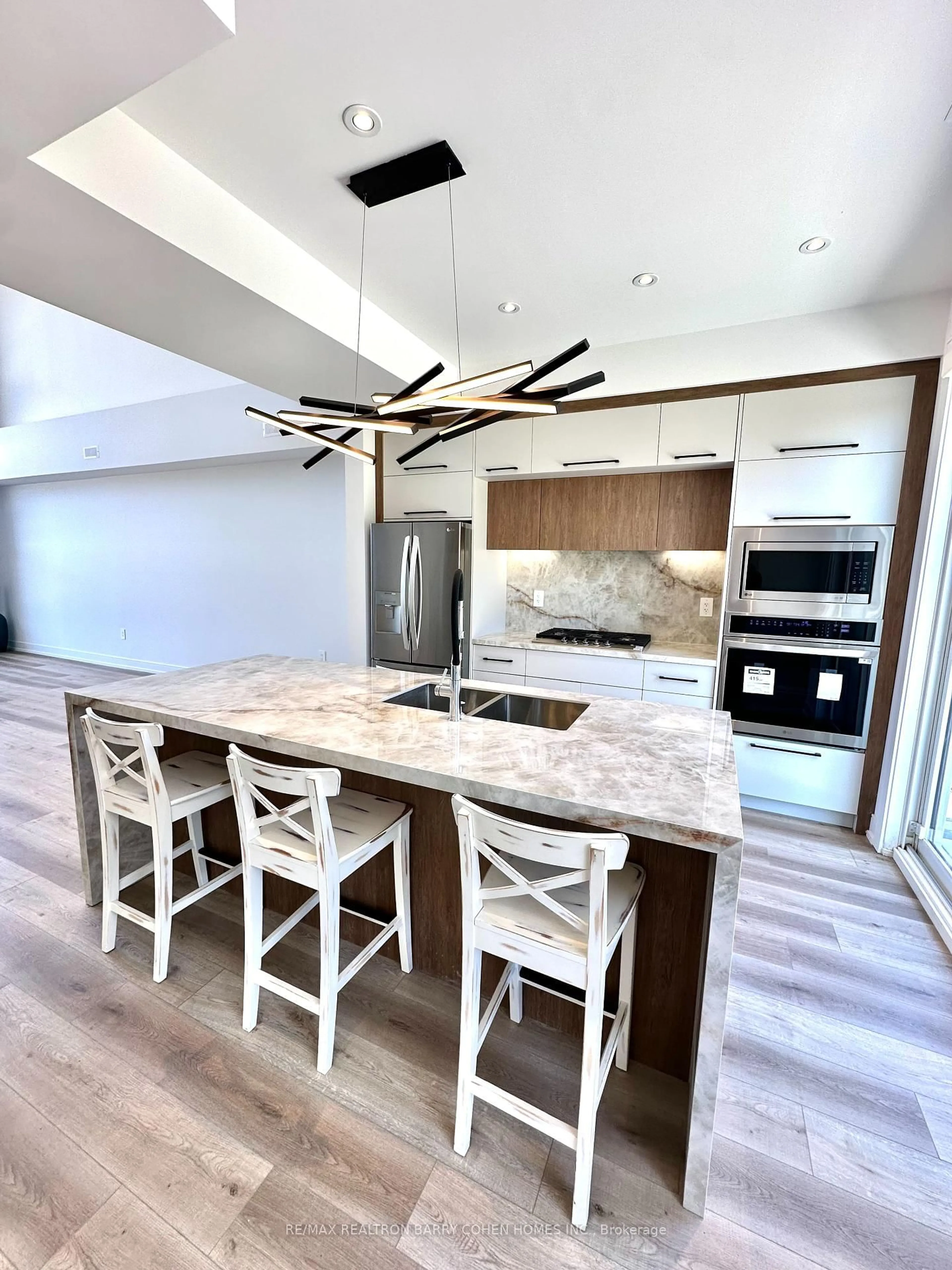 Contemporary kitchen, unknown for 3706 Quayside Dr, Severn Ontario L3V 6H3