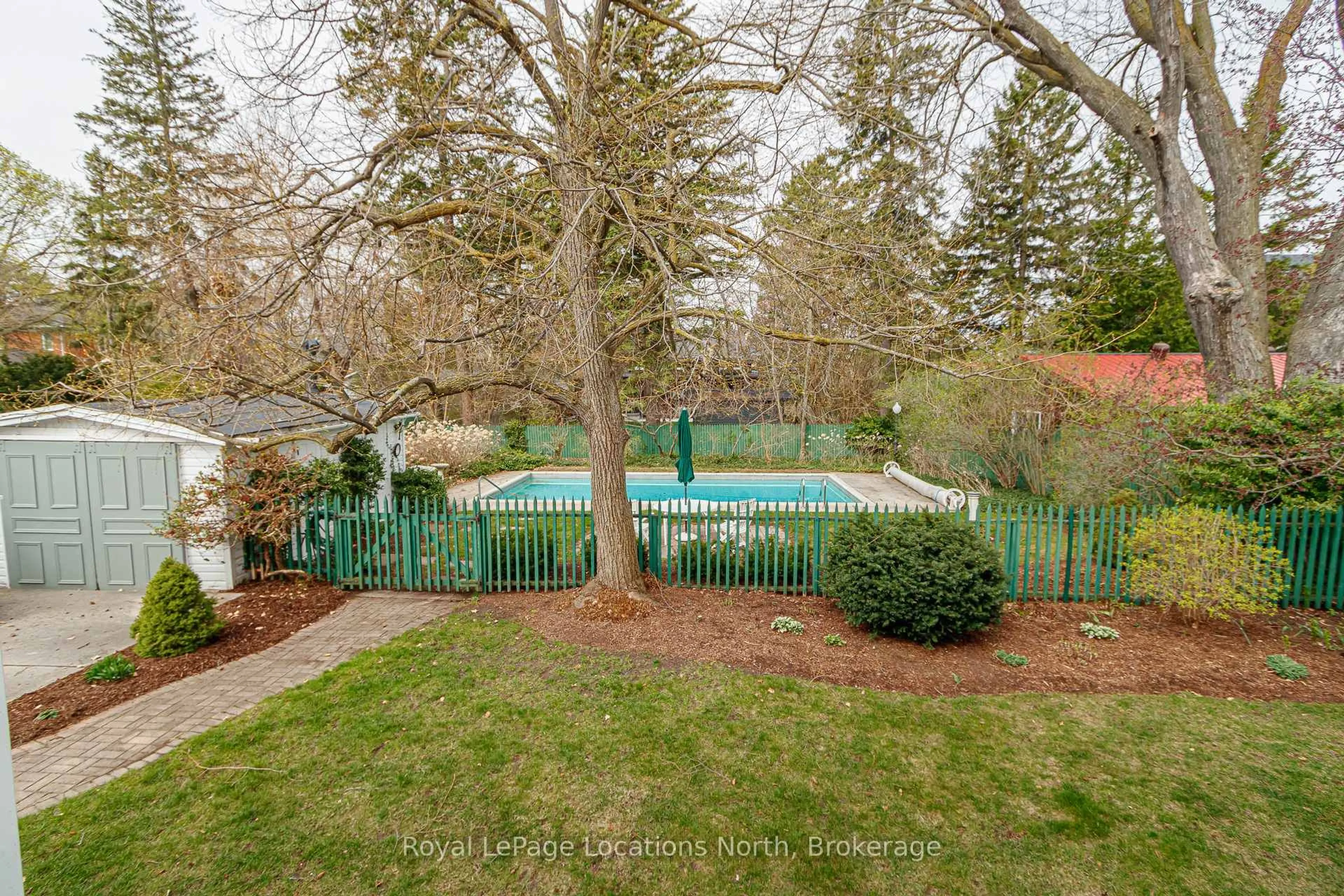 A pic from outside/outdoor area/front of a property/back of a property/a pic from drone, water/lake/river/ocean view for 284 Maple St, Collingwood Ontario L9Y 2R4