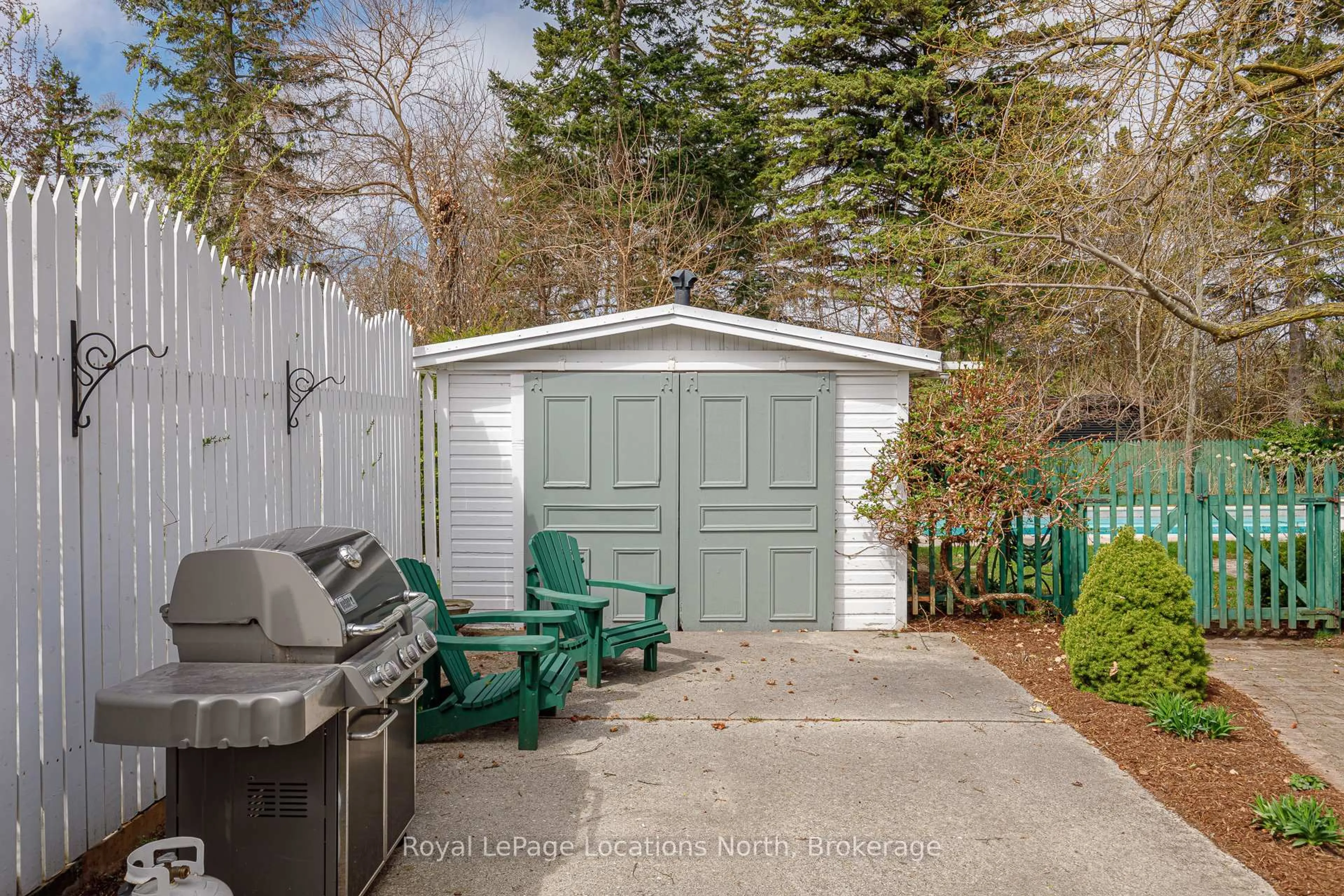 Patio, street for 284 Maple St, Collingwood Ontario L9Y 2R4
