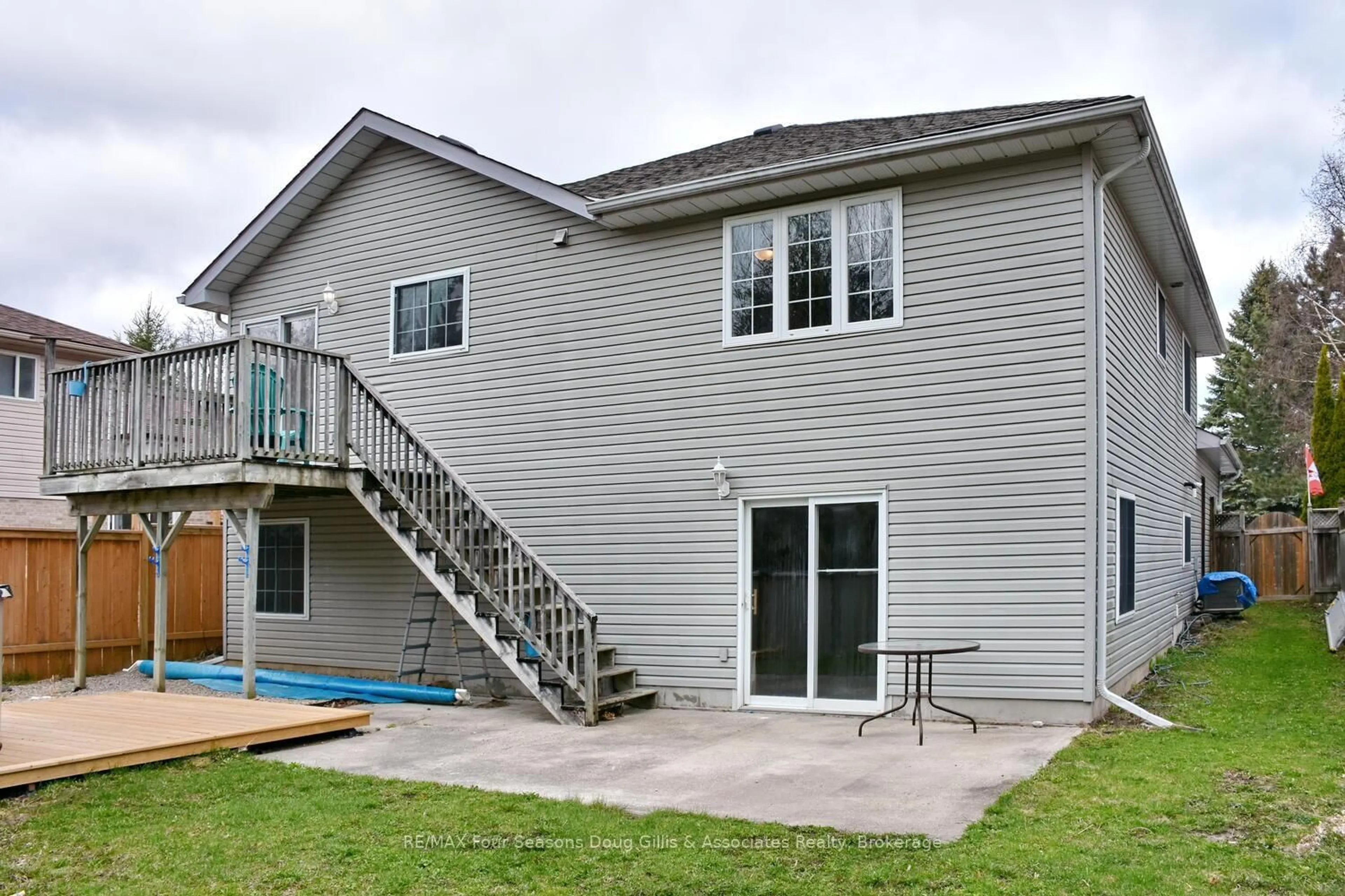 Home with vinyl exterior material, unknown for 6 Dillon Dr, Collingwood Ontario L9Y 4S3