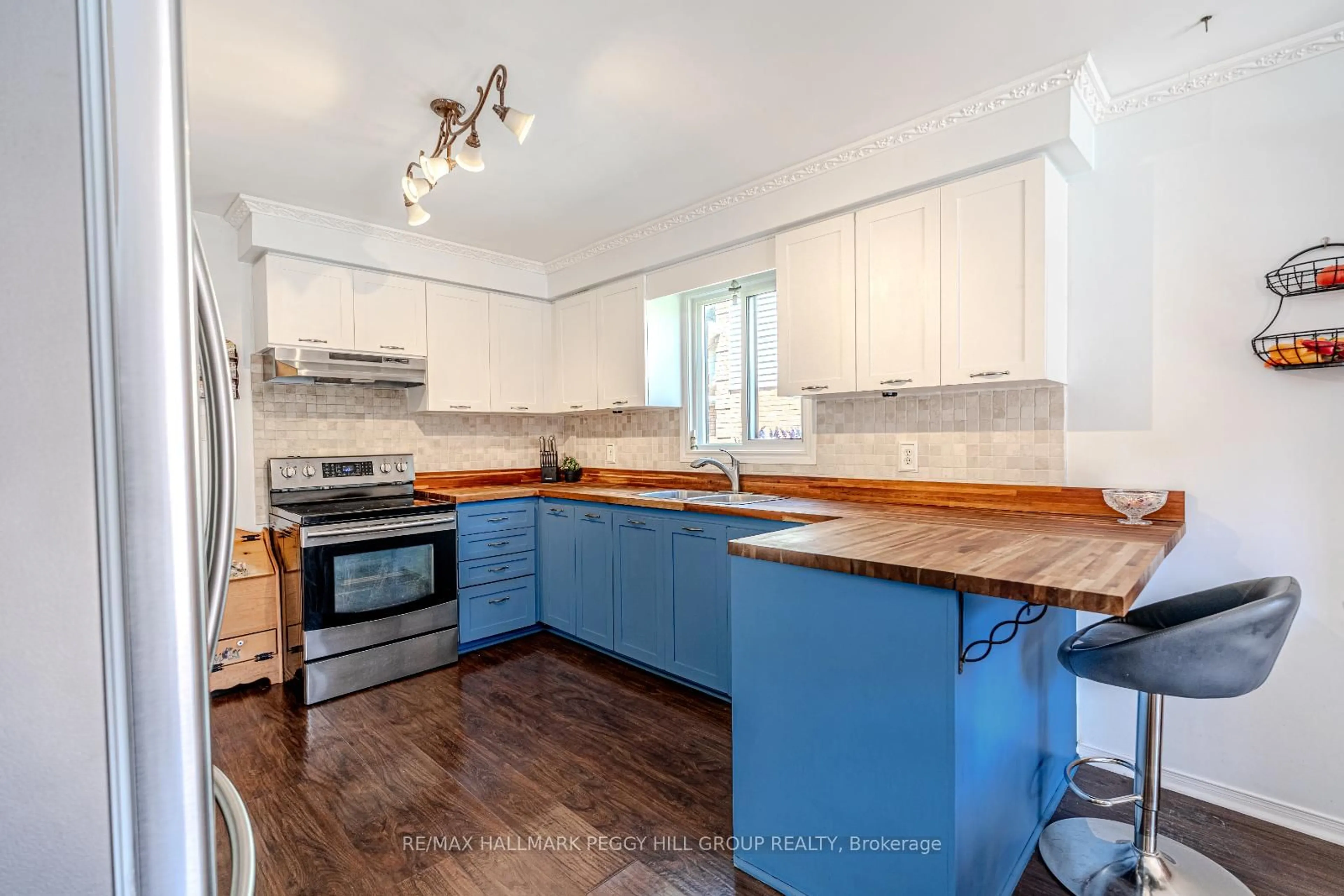 Open concept kitchen, wood/laminate floor for 21 Cuthbert St, Barrie Ontario L4N 6X8