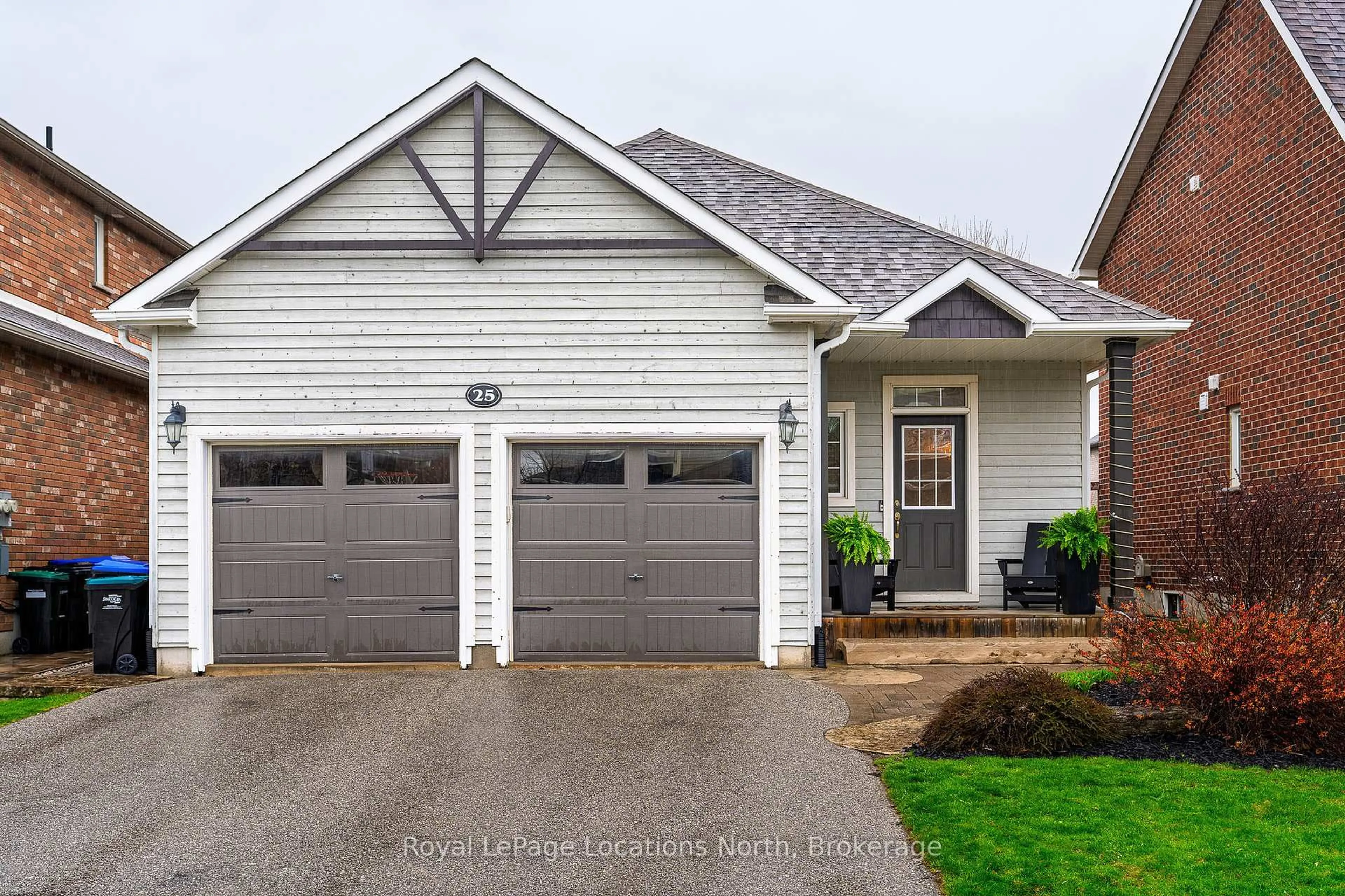Home with vinyl exterior material, street for 25 Clark St, Collingwood Ontario L9Y 0H9