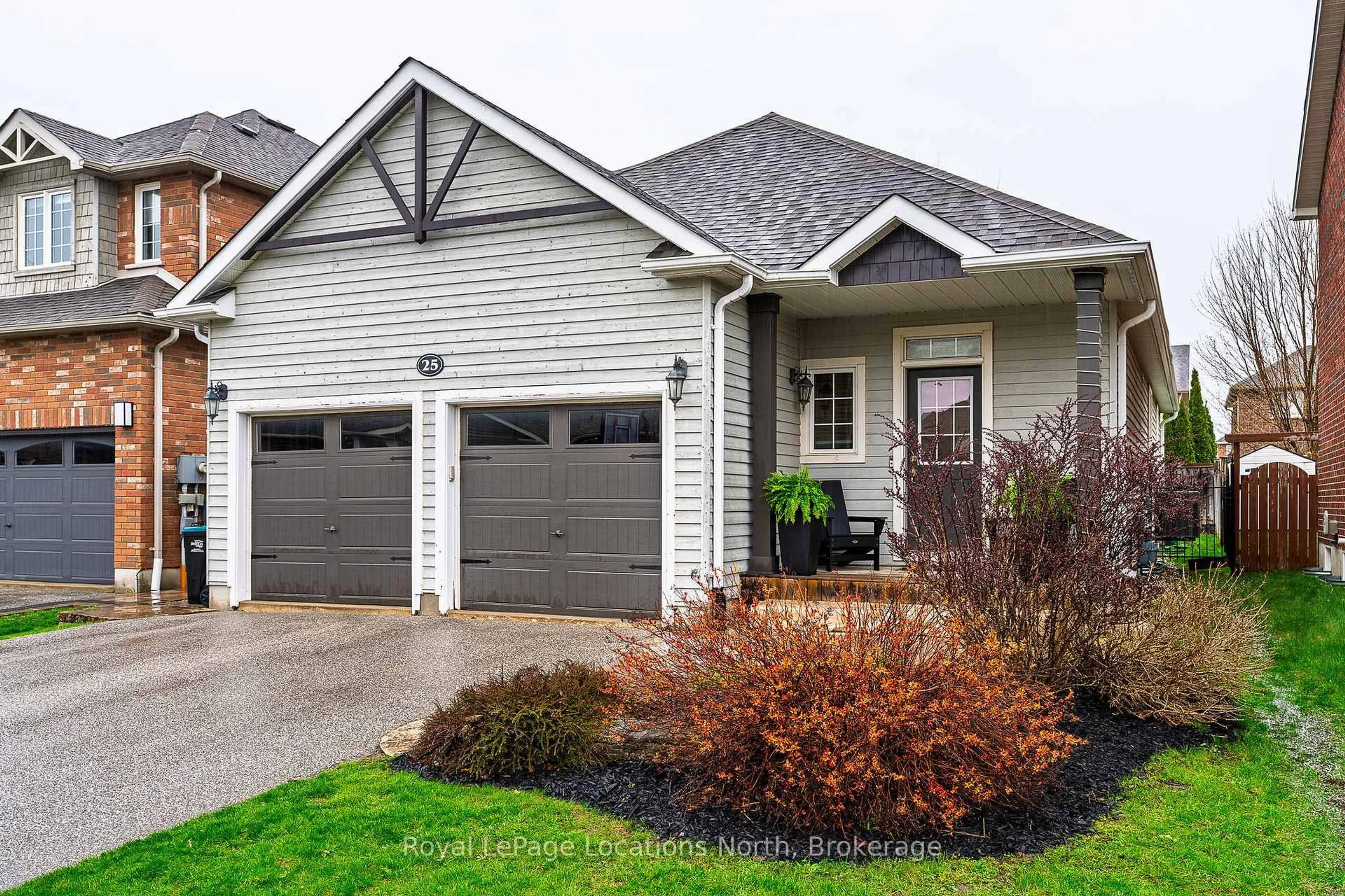 Home with vinyl exterior material, street for 25 Clark St, Collingwood Ontario L9Y 0H9