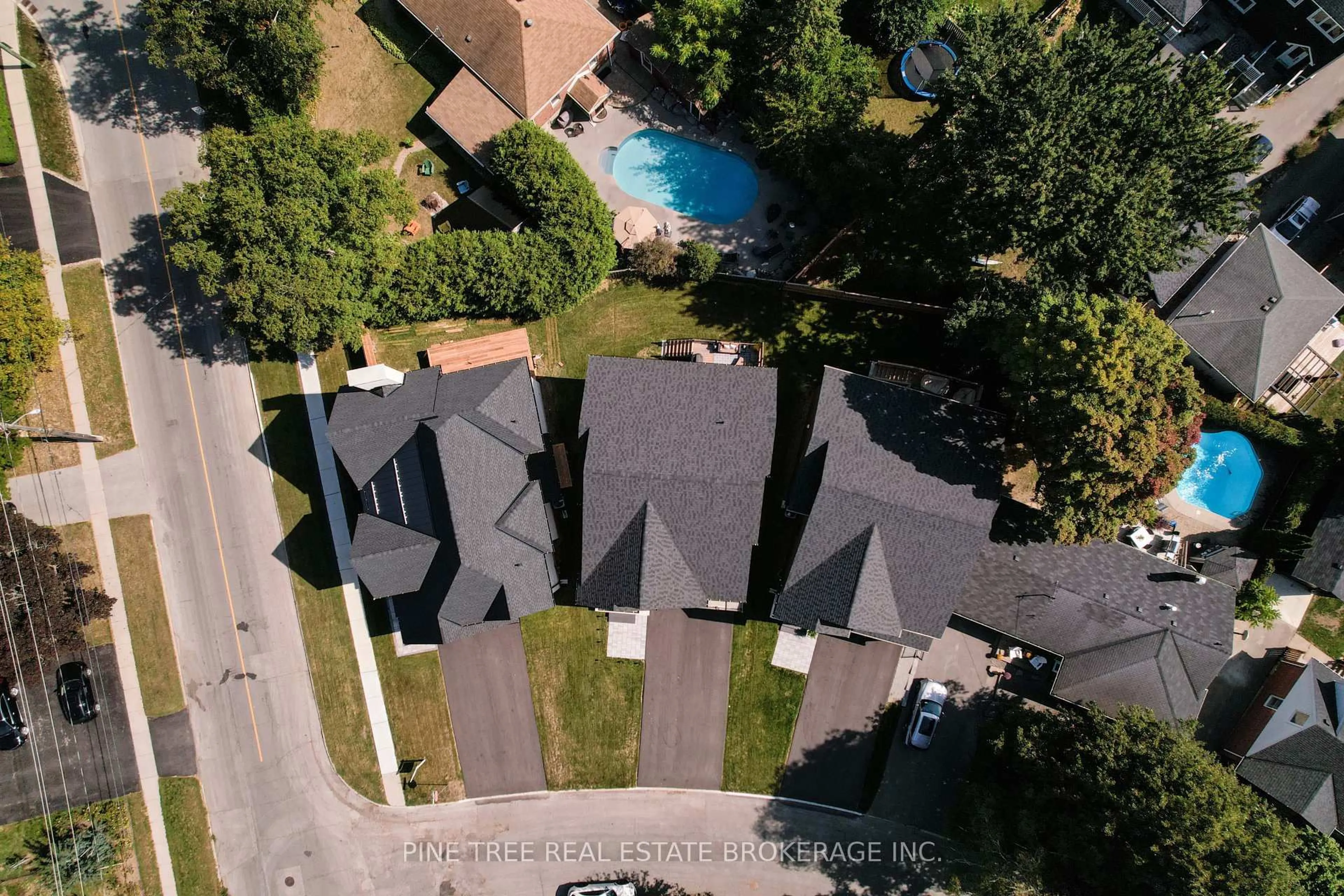 A pic from outside/outdoor area/front of a property/back of a property/a pic from drone, street for 271 Codrington St, Barrie Ontario L4M 1S7