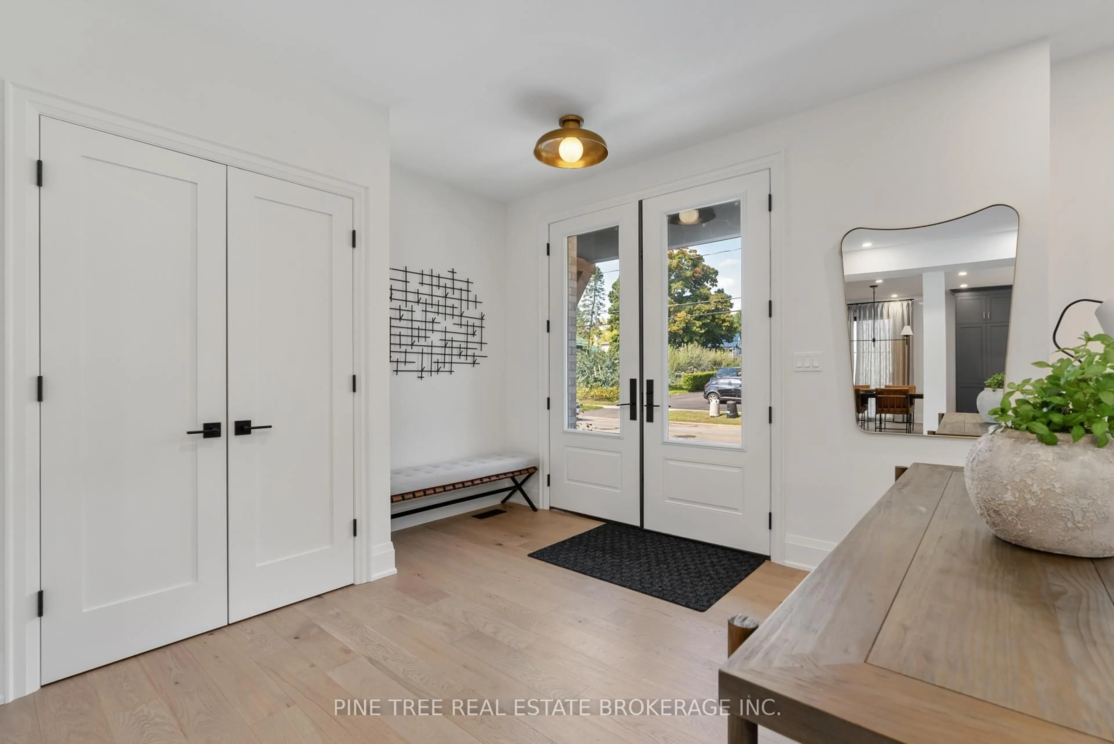 Indoor entryway for 271 Codrington St, Barrie Ontario L4M 1S7