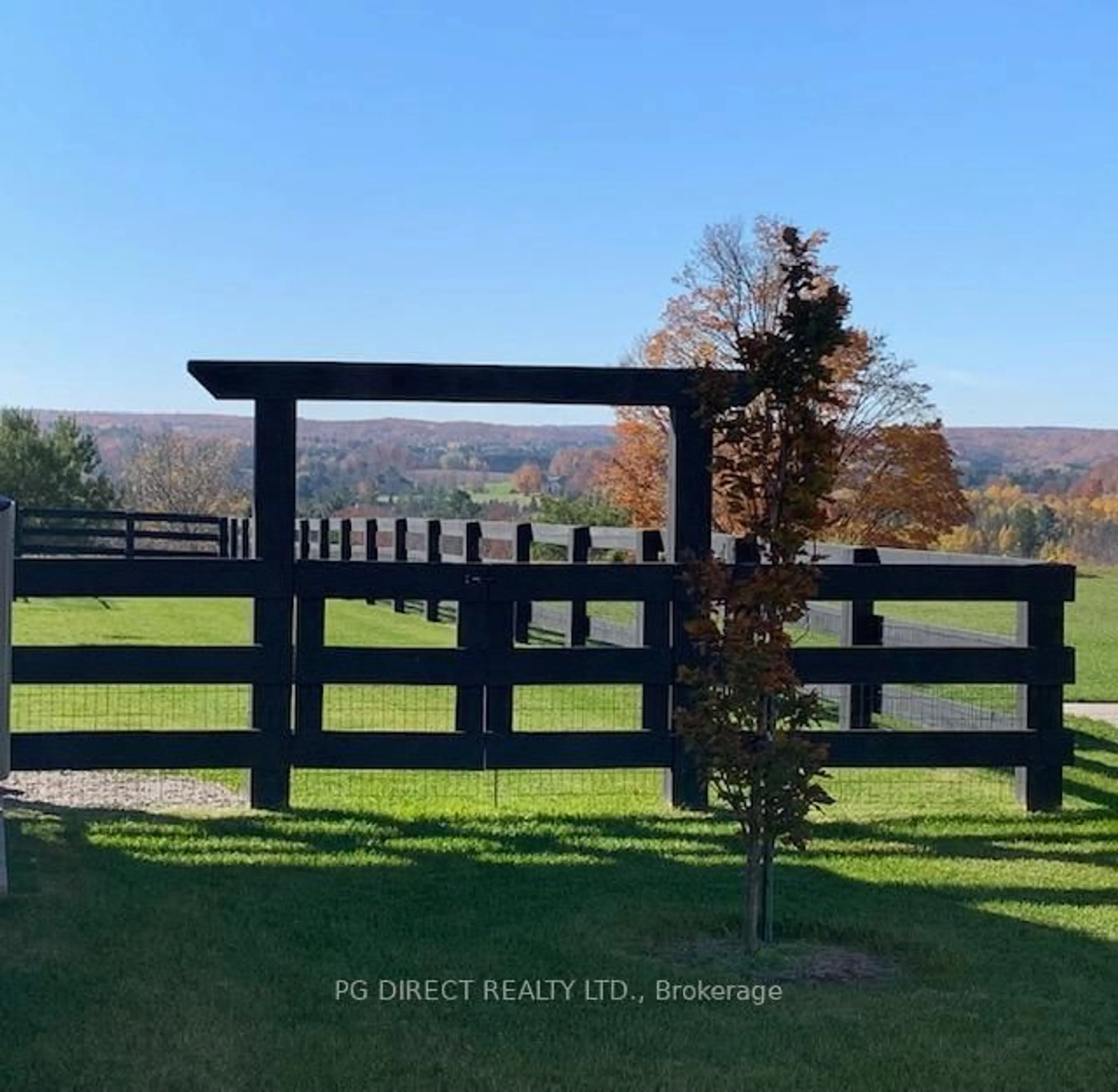 A pic from outside/outdoor area/front of a property/back of a property/a pic from drone, mountain view for 12 Morgan Dr, Oro-Medonte Ontario L0K 1E0