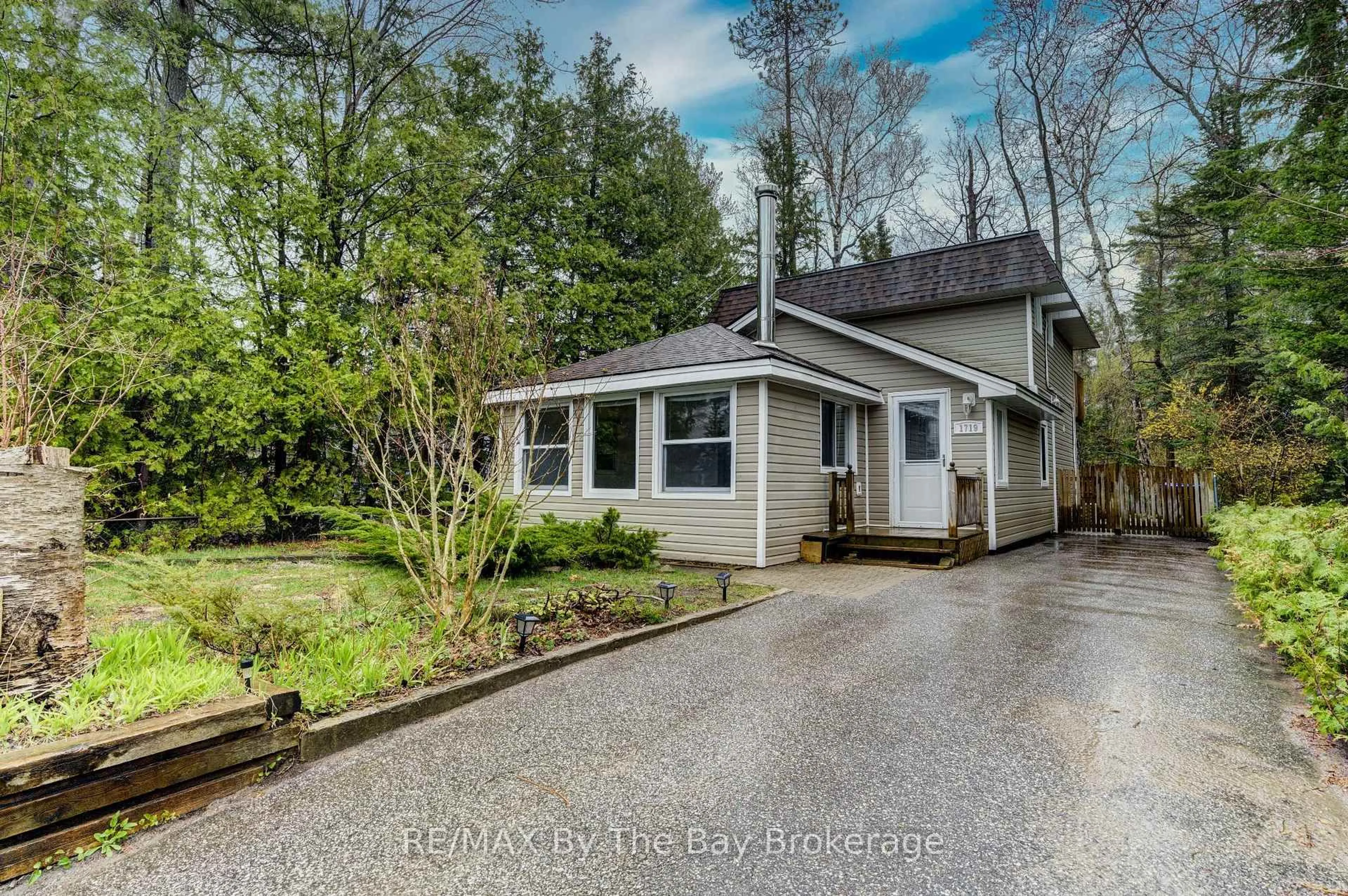 A pic from outside/outdoor area/front of a property/back of a property/a pic from drone, street for 1719 Shore Lane, Wasaga Beach Ontario L9Z 1V7
