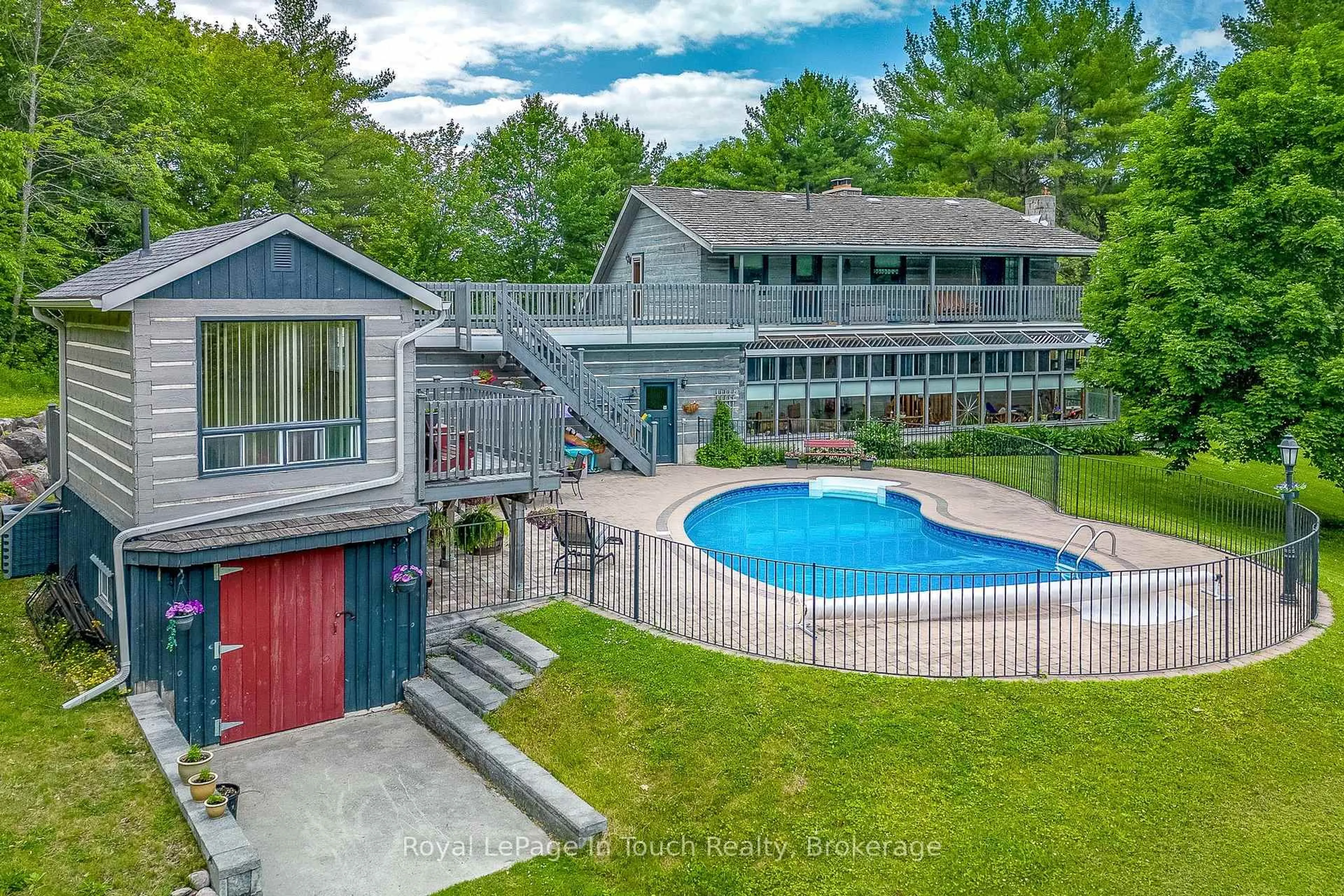 A pic from outside/outdoor area/front of a property/back of a property/a pic from drone, water/lake/river/ocean view for 335 Murray Rd, Penetanguishene Ontario L9M 2H8